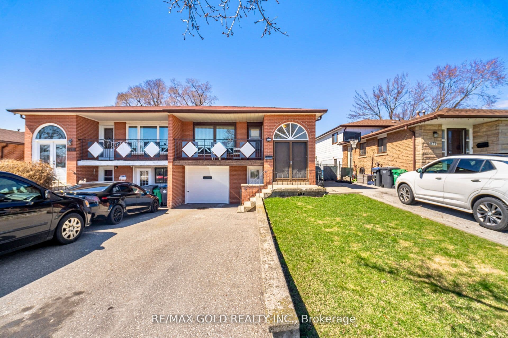 877 Consort Crescent photo 1