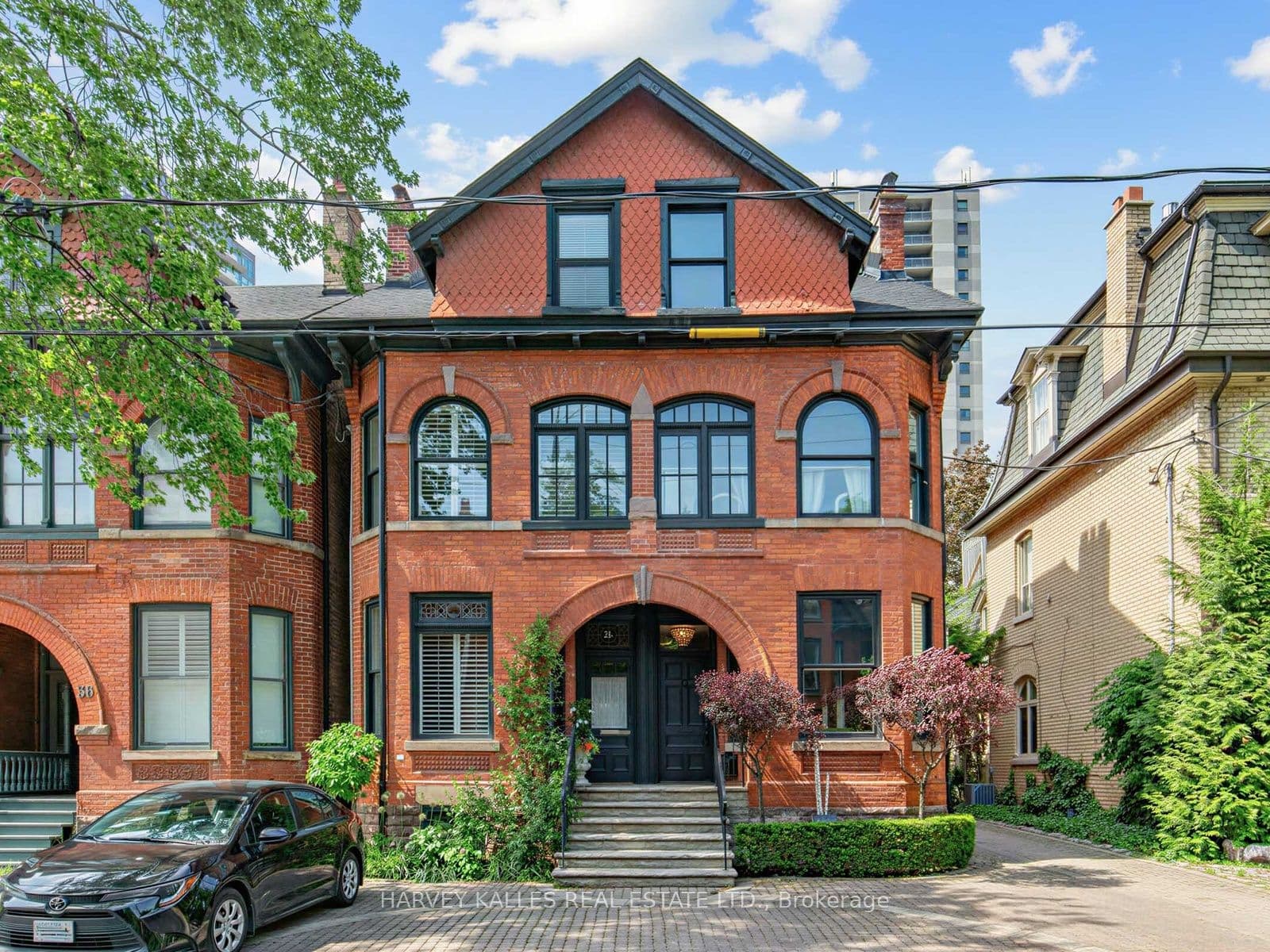 32 Bernard Avenue photo 1