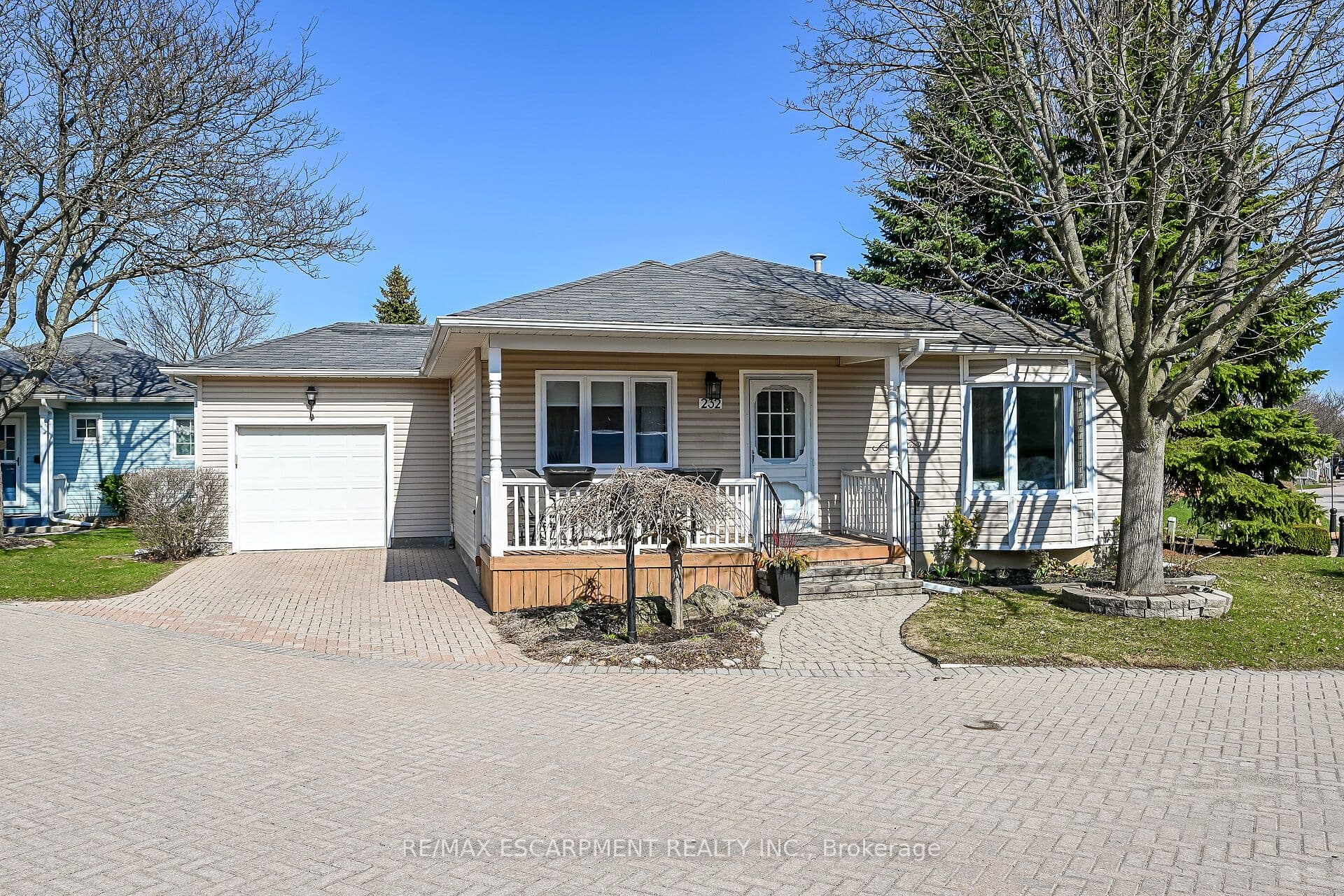 232 Silverbirch Boulevard photo 1