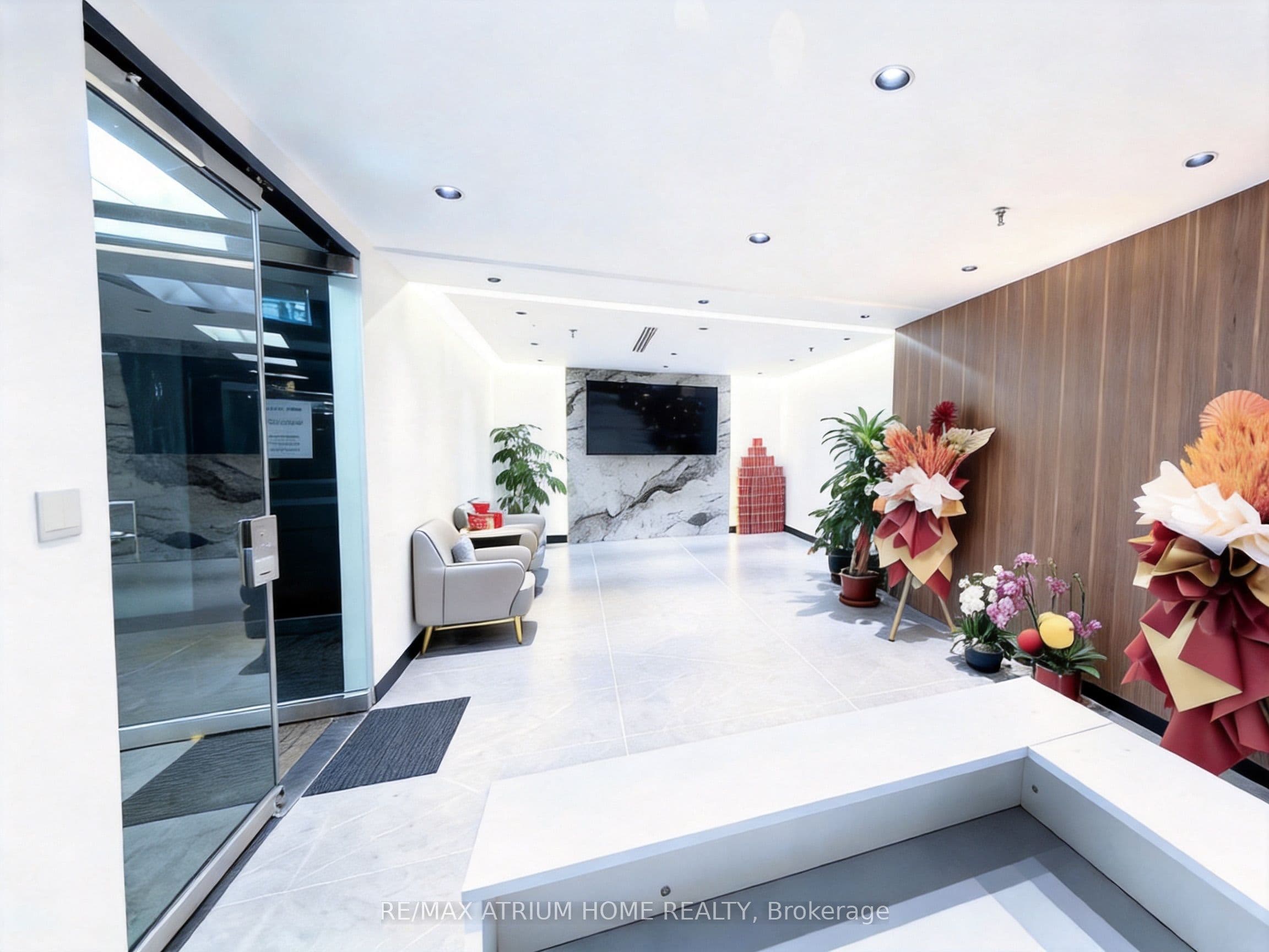 3190 Steeles Avenue photo 1
