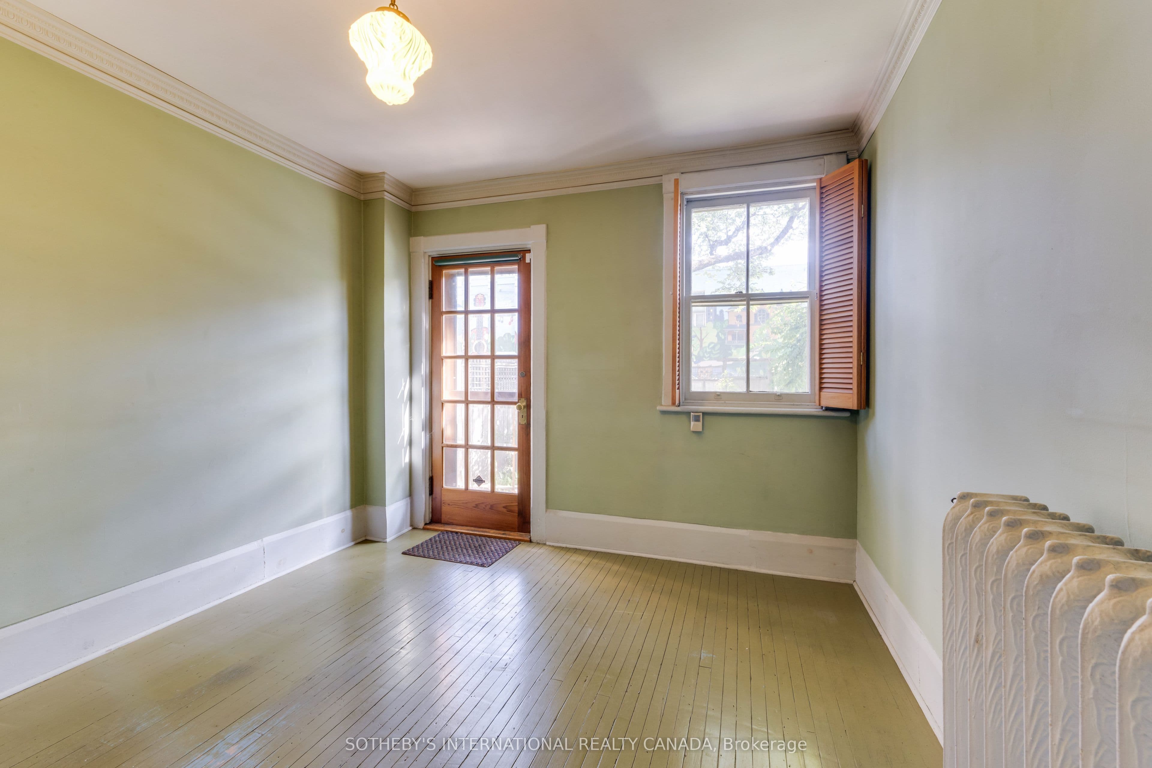 21 Rose Avenue photo 1
