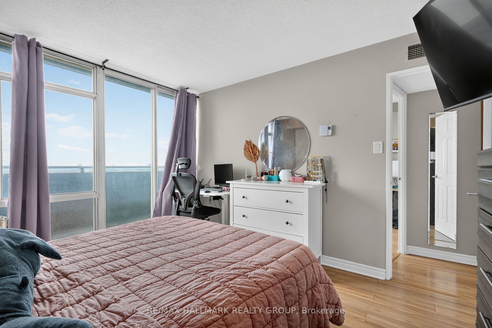 Unit 1907 530 Laurier Avenue photo 1