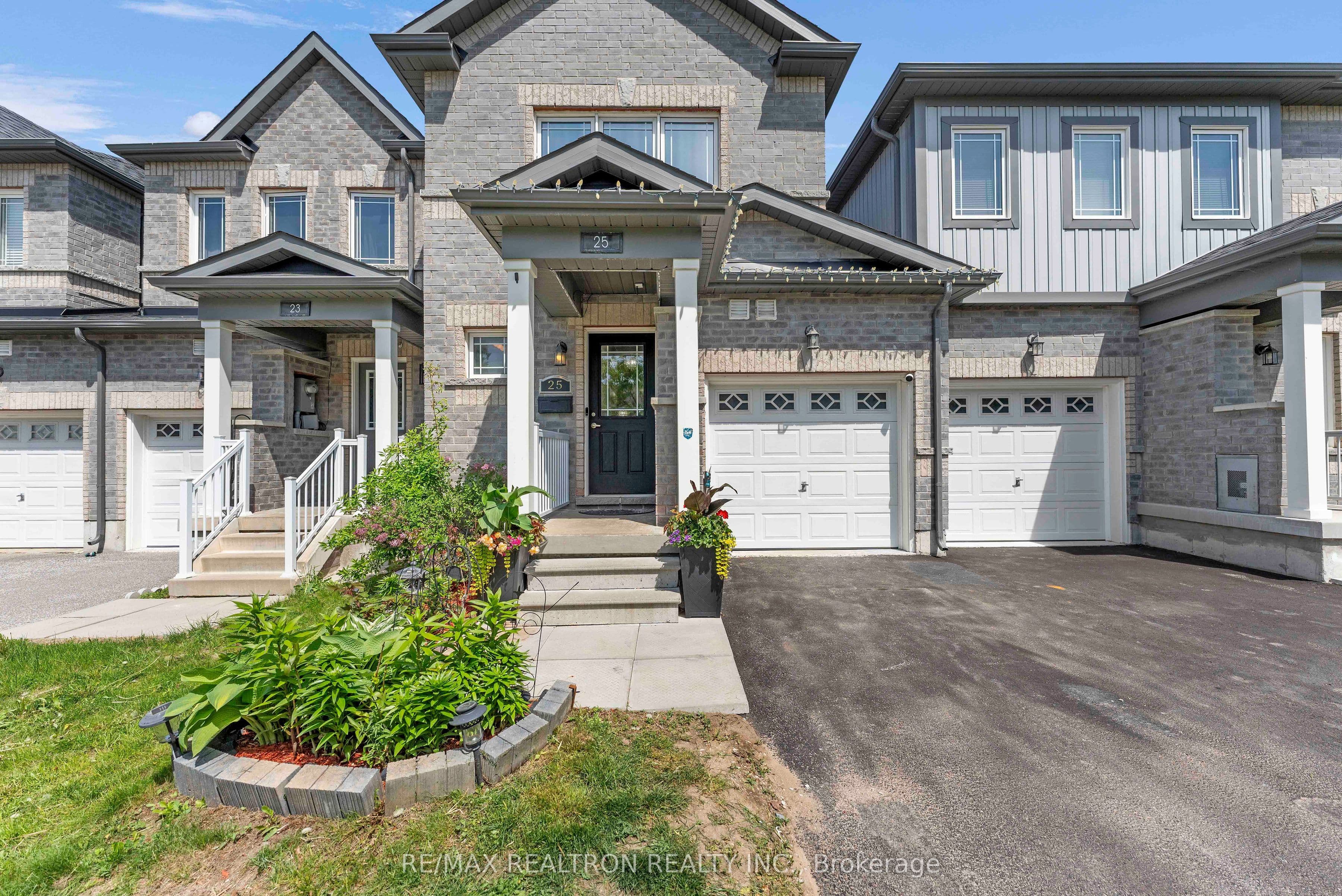 25 ROBINSON Street photo 1