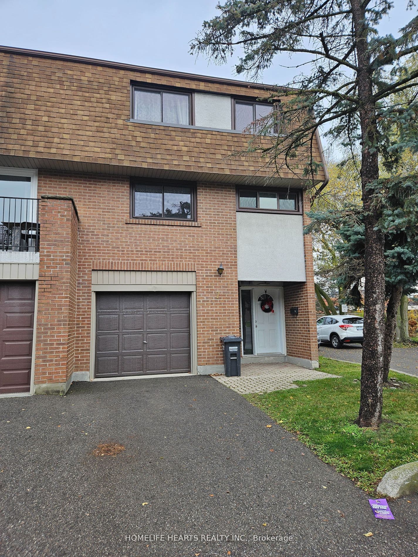 Unit 7 1051 Cedarglen Gate photo 1