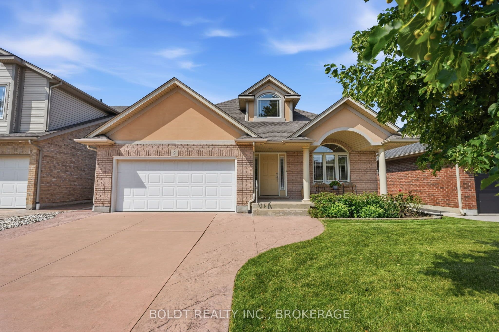 9 Nicholas Drive photo 1
