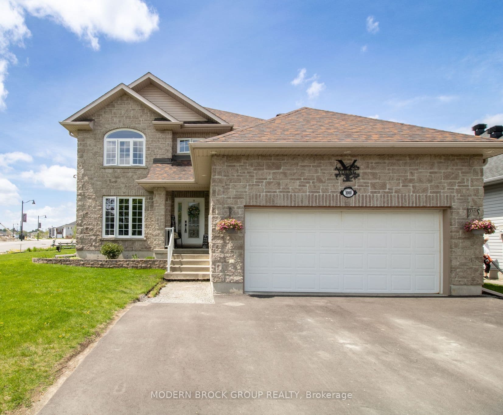 1000 Crestwood Drive photo 1