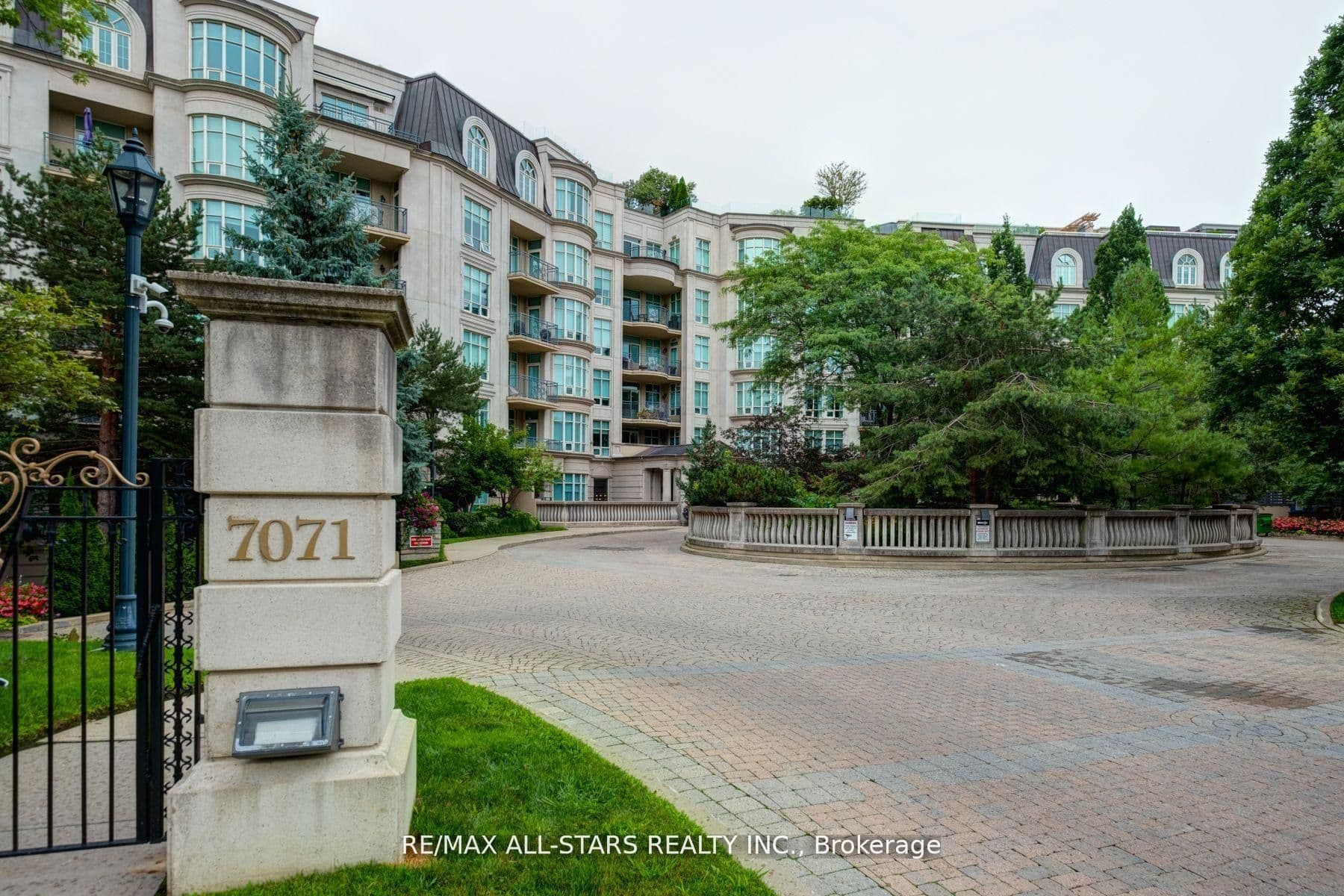 Unit 211 7071 Bayview Avenue photo 1