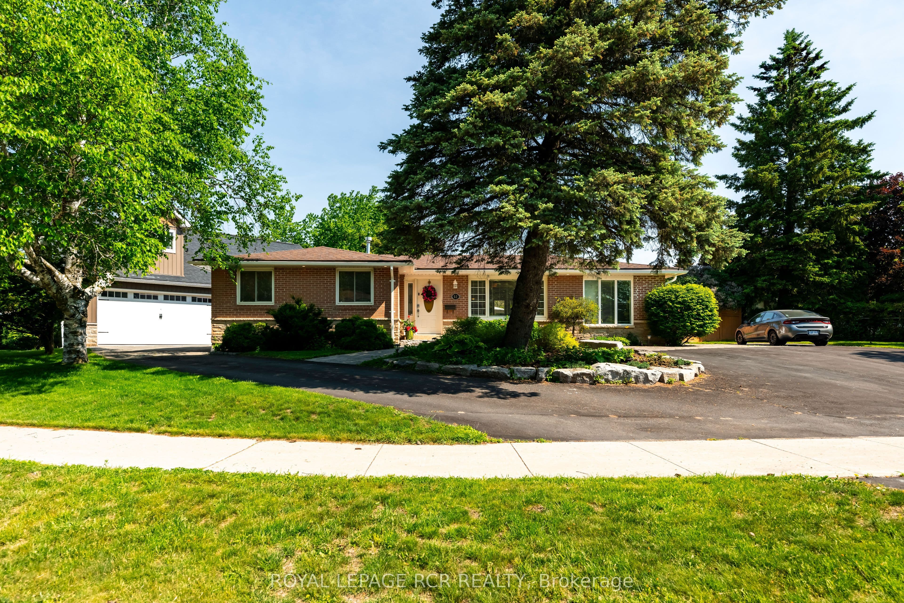 52 Maple Crescent photo 1