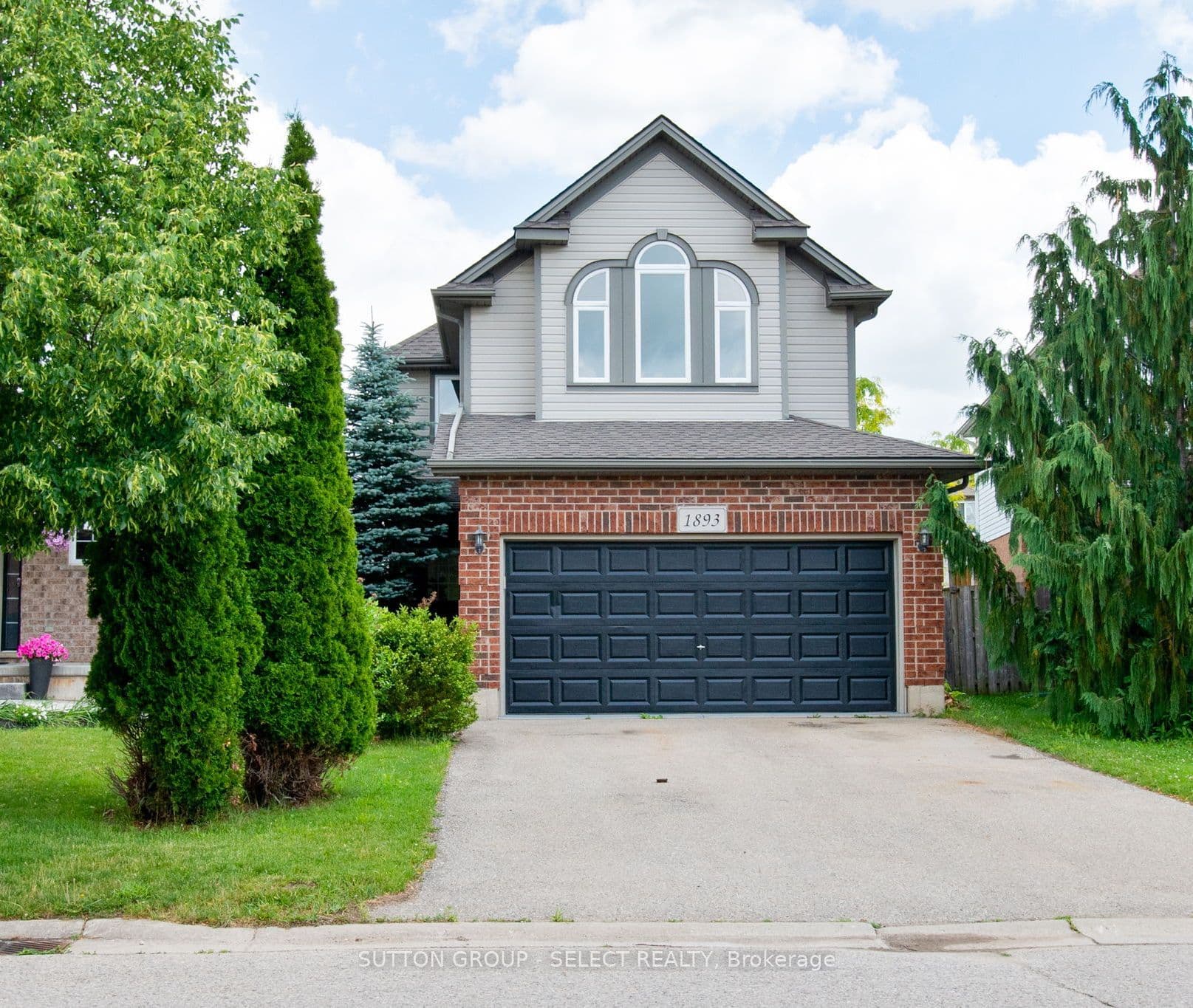 1893 Stackhouse Crescent photo 1