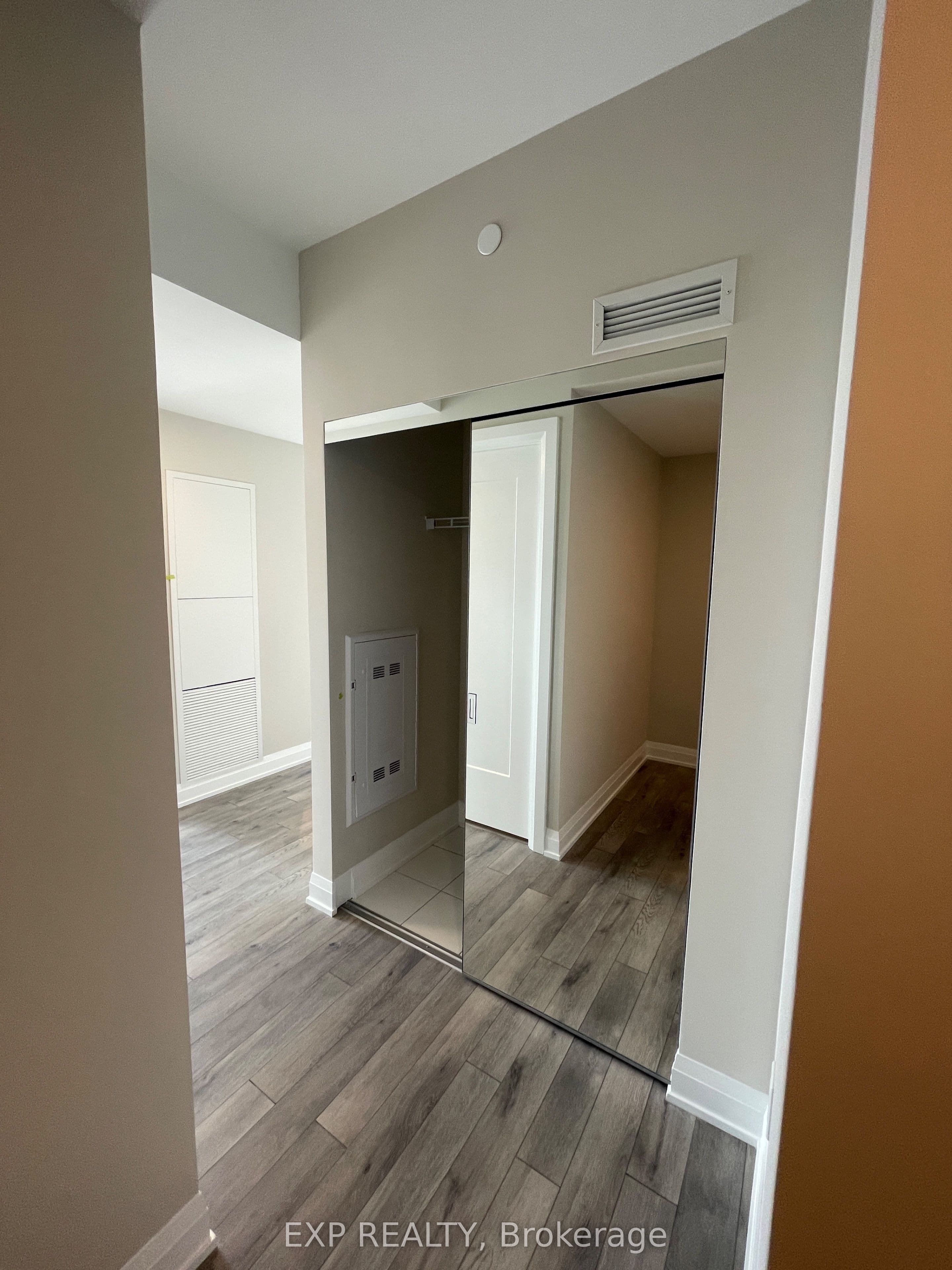 Unit 3009 15 Skyridge Drive photo 1