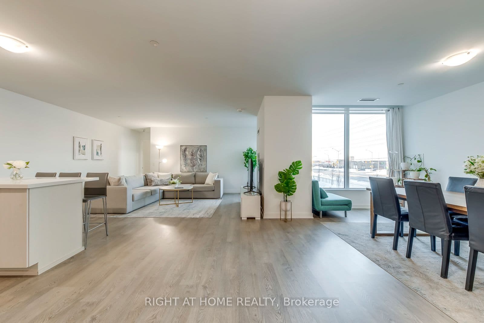 Unit 206 4675 Metcalfe Avenue photo 1