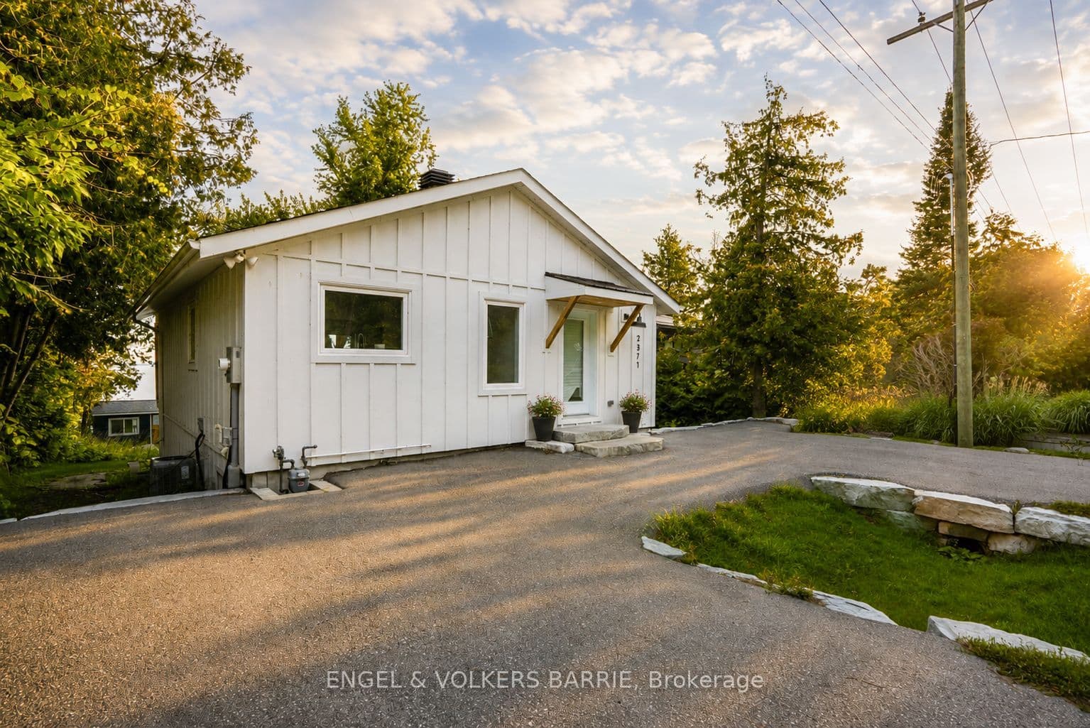 2371 Lakeshore Road photo 1