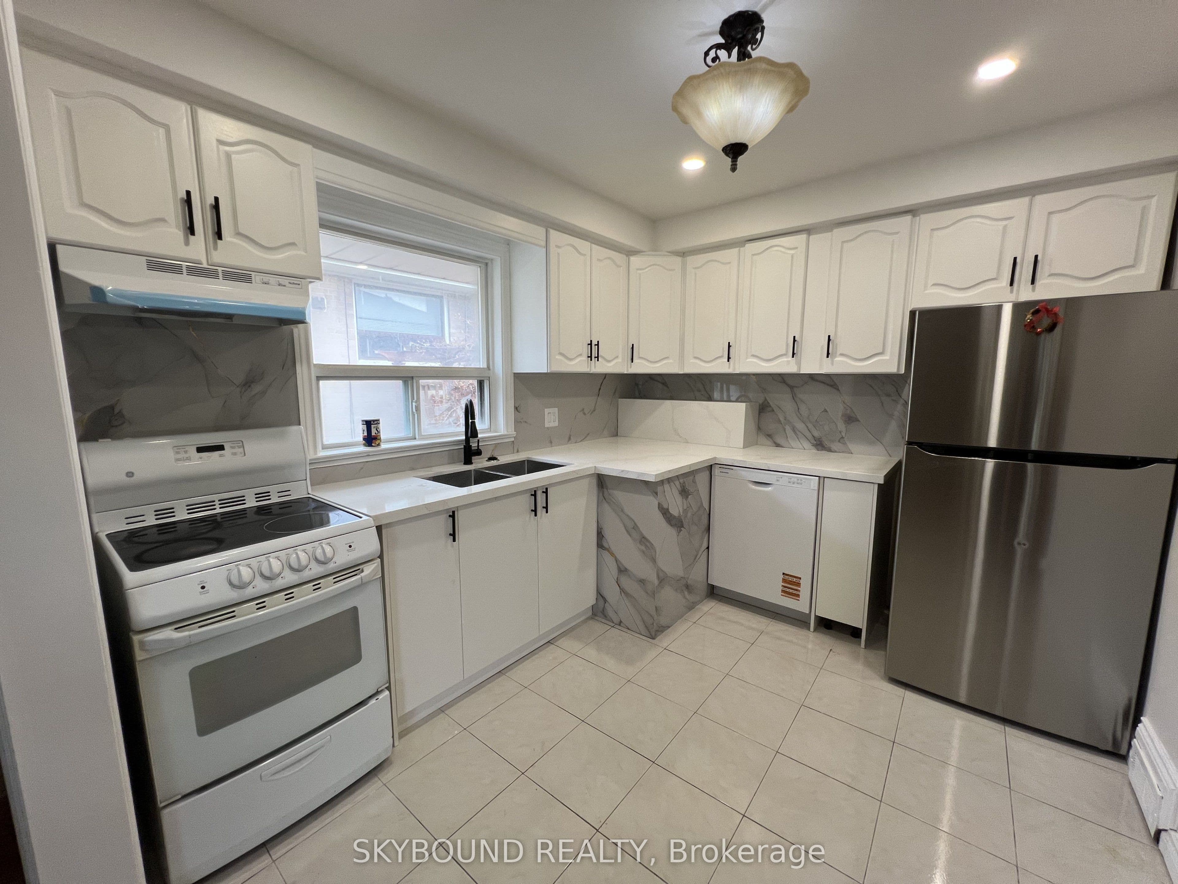 33 Bradstock Road photo 1