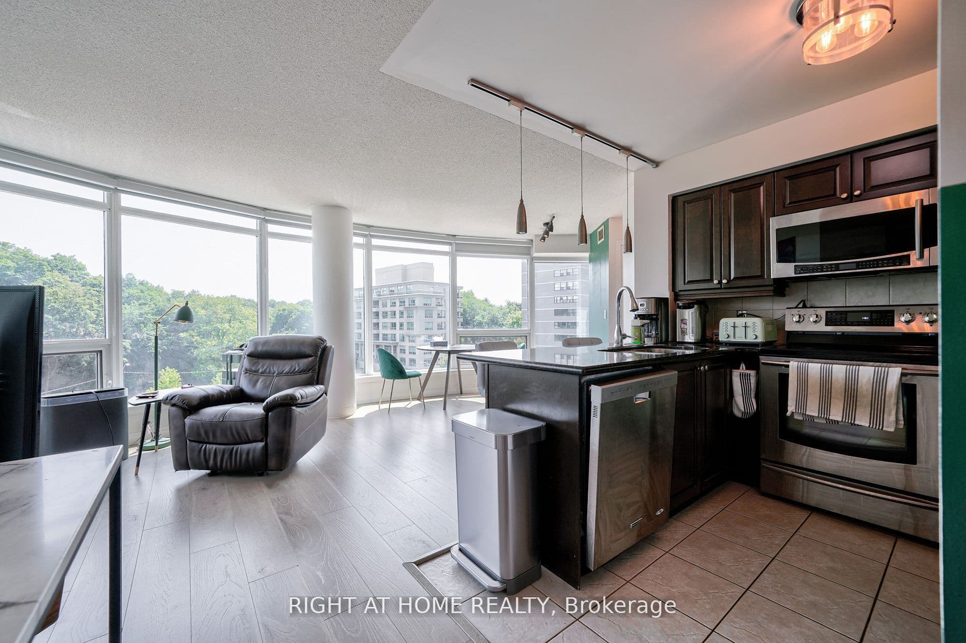 Unit 813 18 Valley woods Road photo 1
