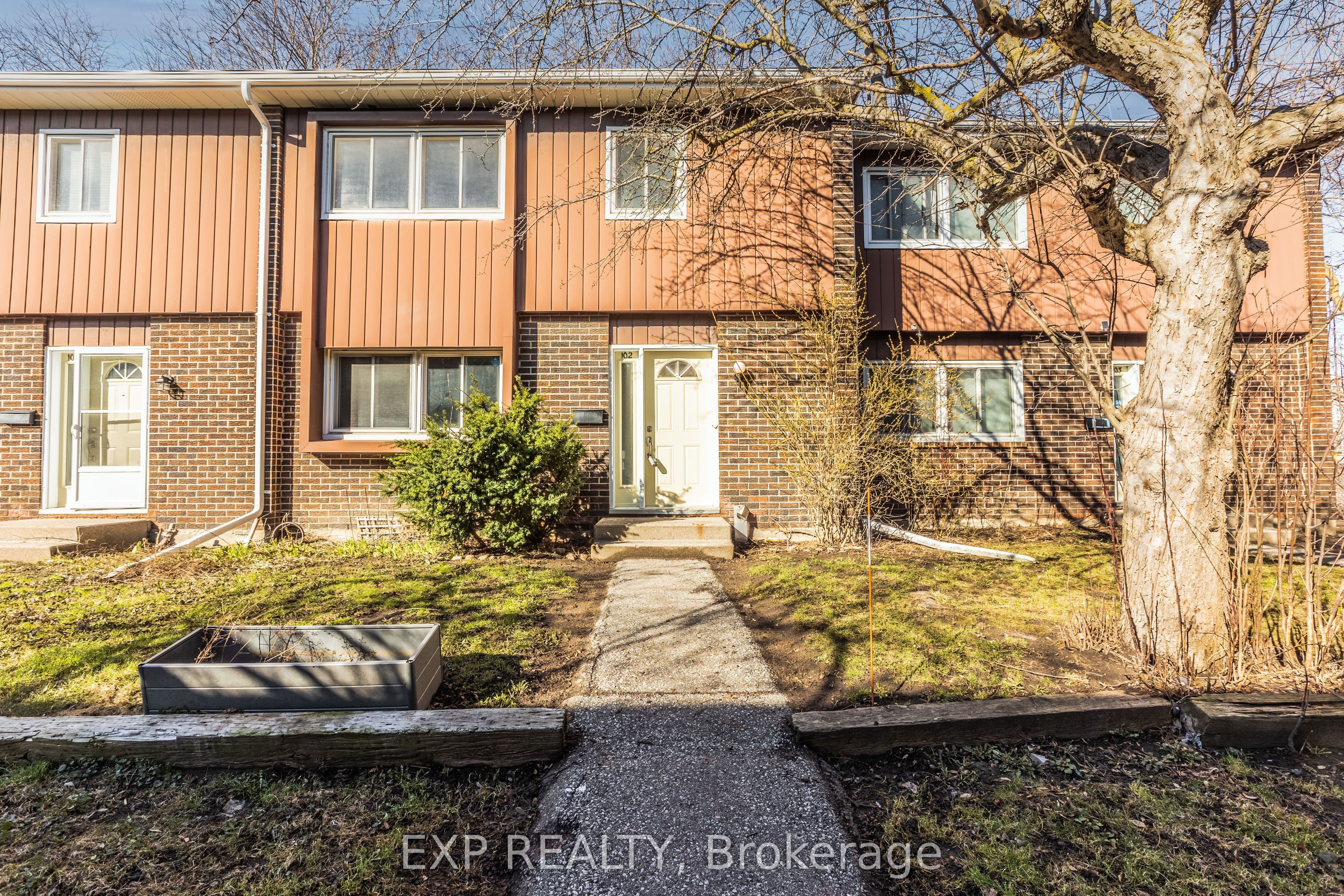 Unit 102 121 University Avenue photo 1