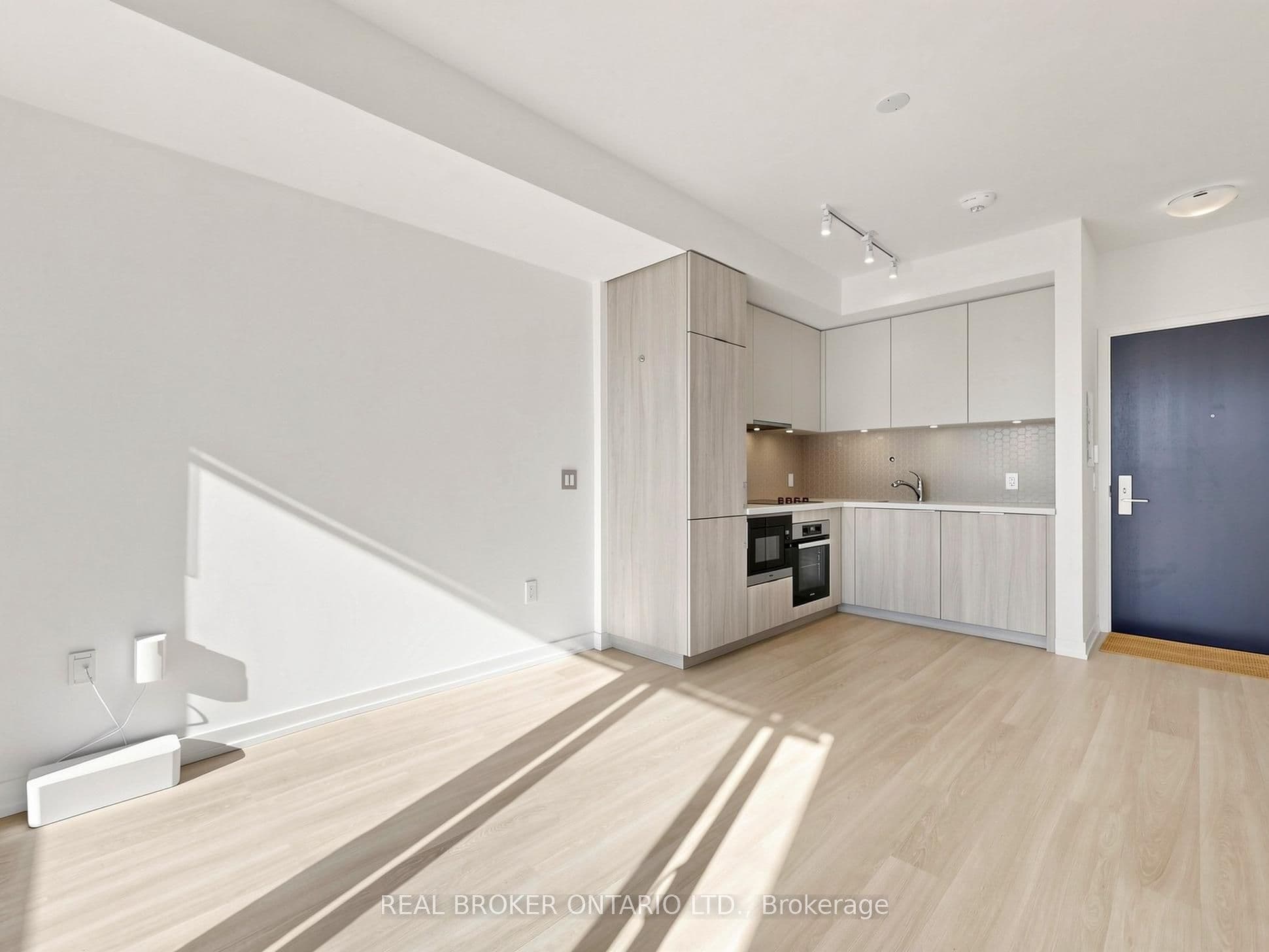 Unit 816 158 Front Street photo 1