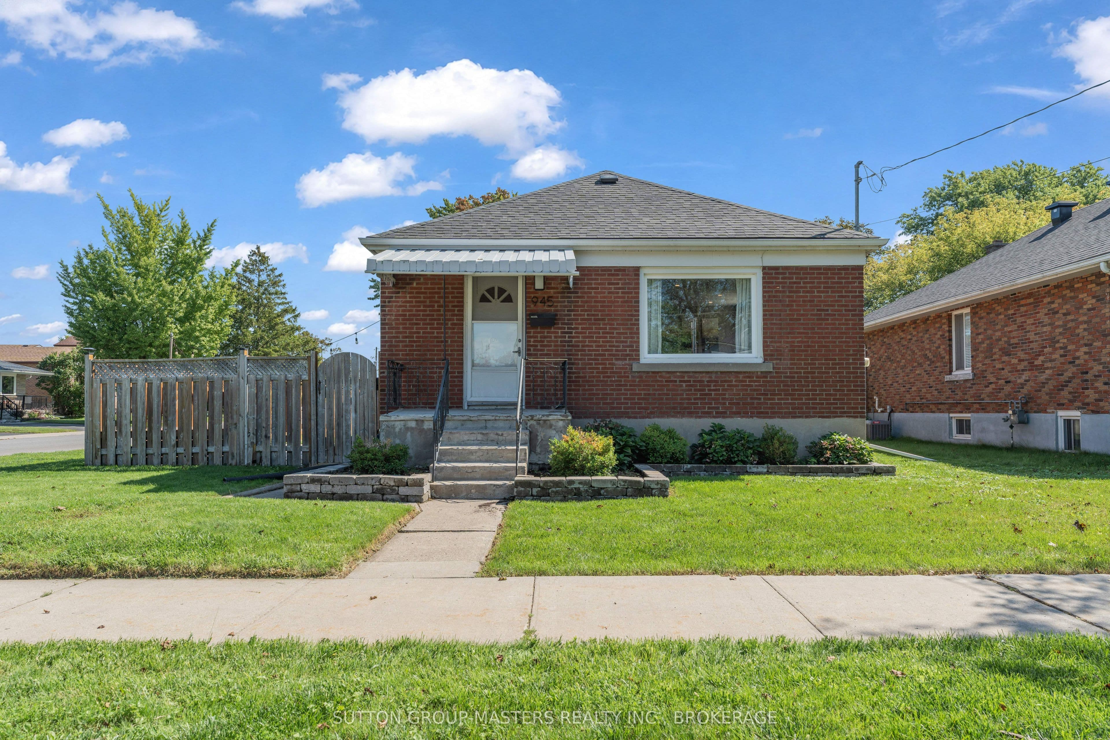 945 Victoria Street photo 1