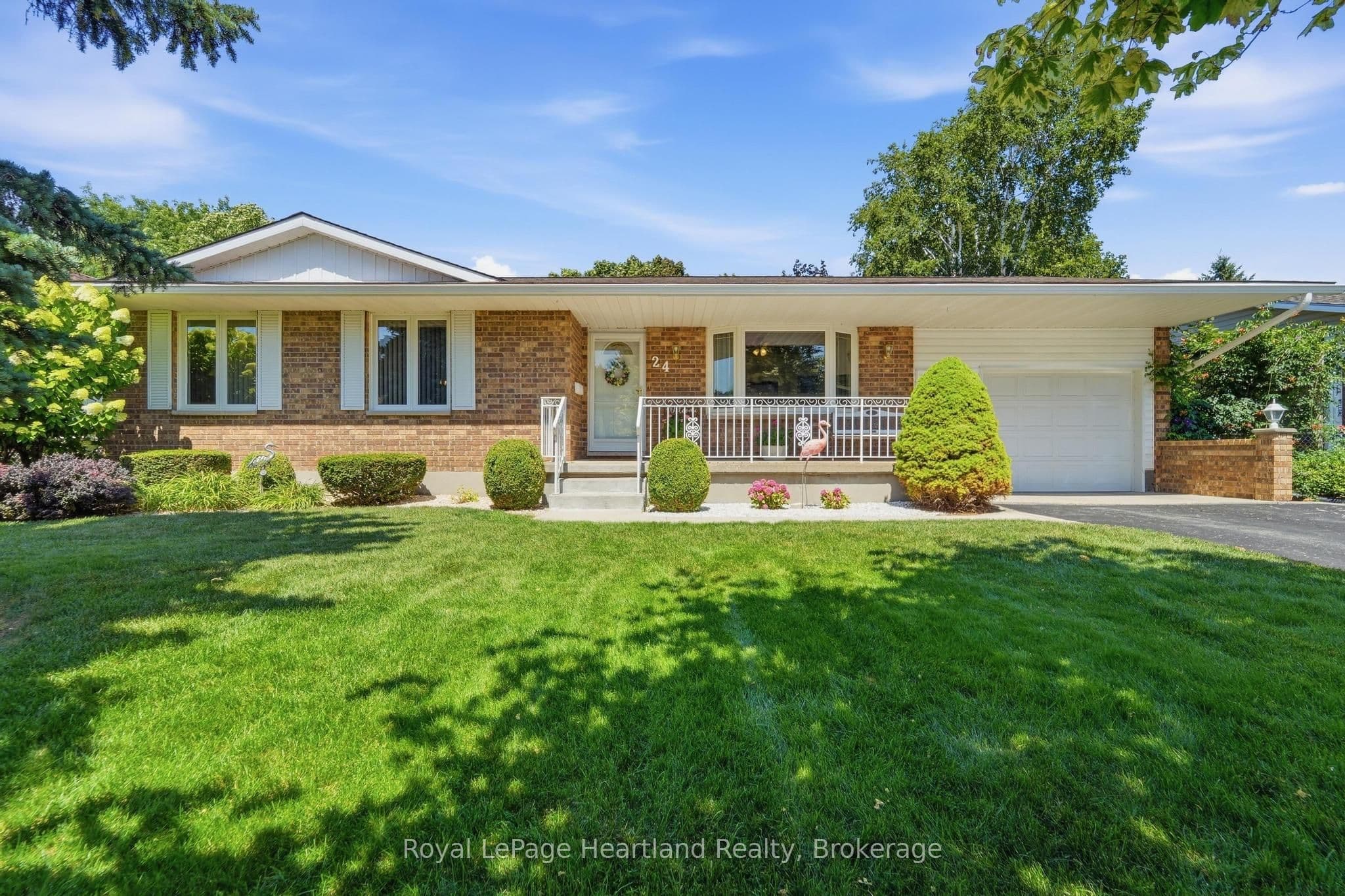 24 Leonard Drive photo 1