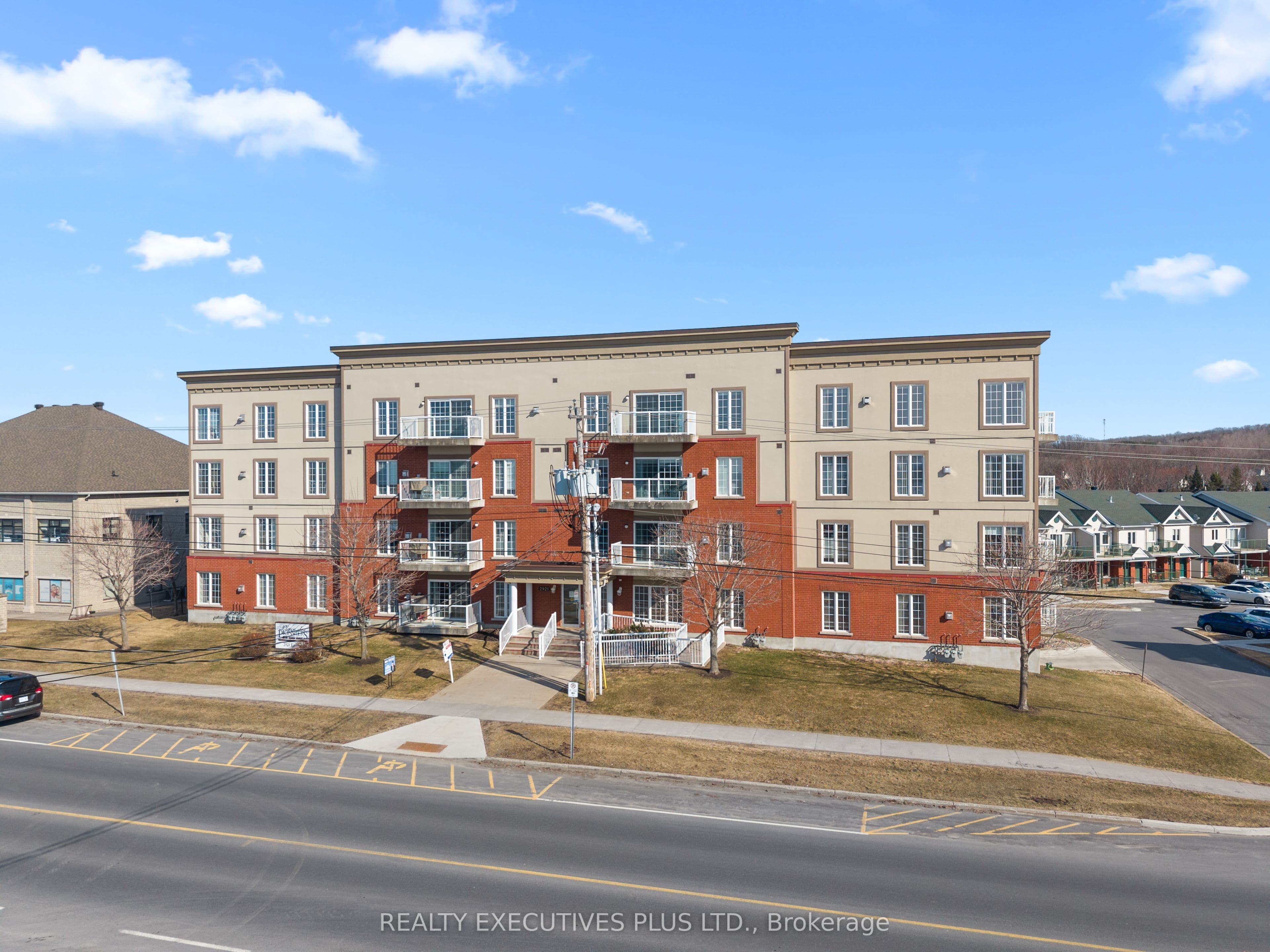 Unit 407 2921 Laurier Street photo 1