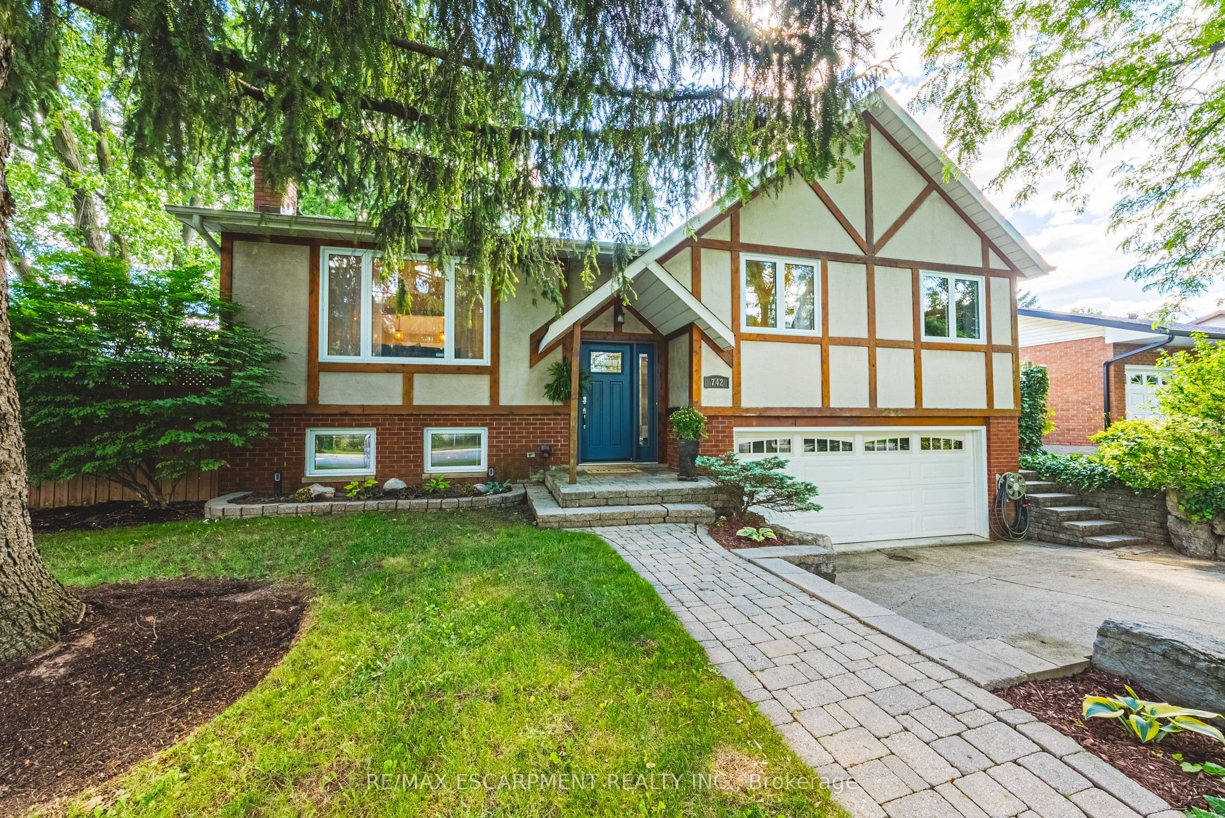 742 Francis Road photo 1