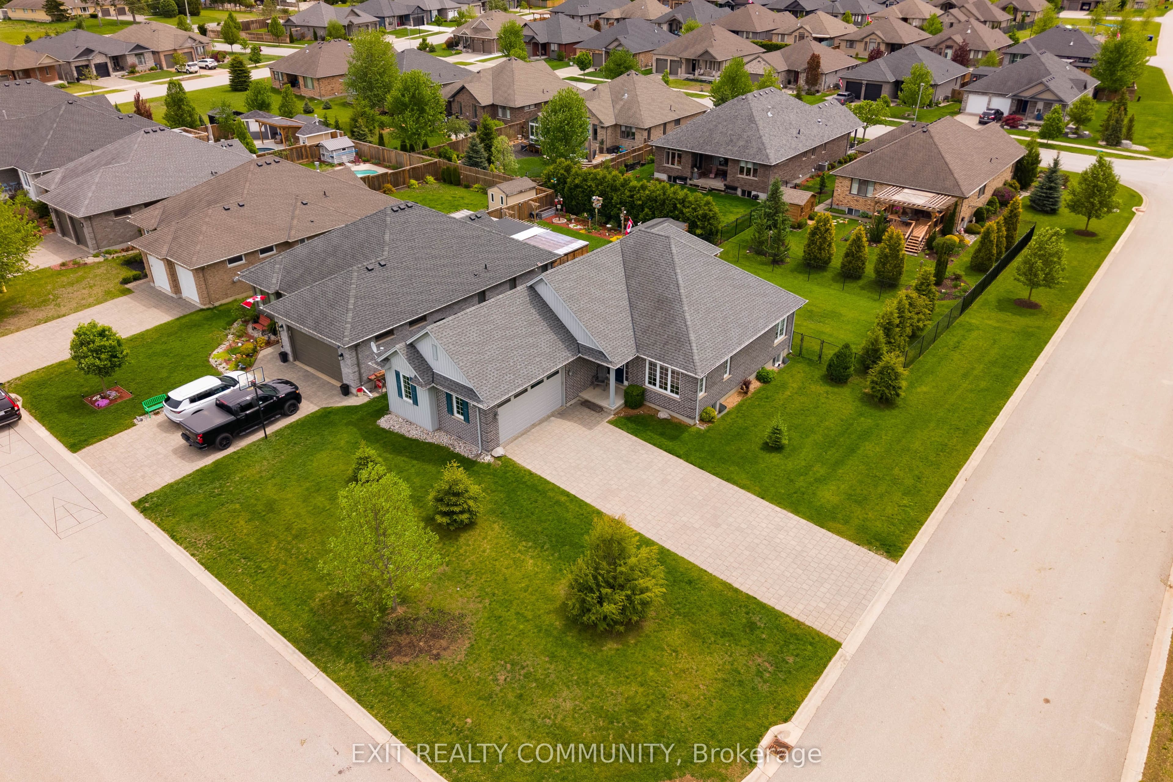 598 Bennett Crescent photo 1