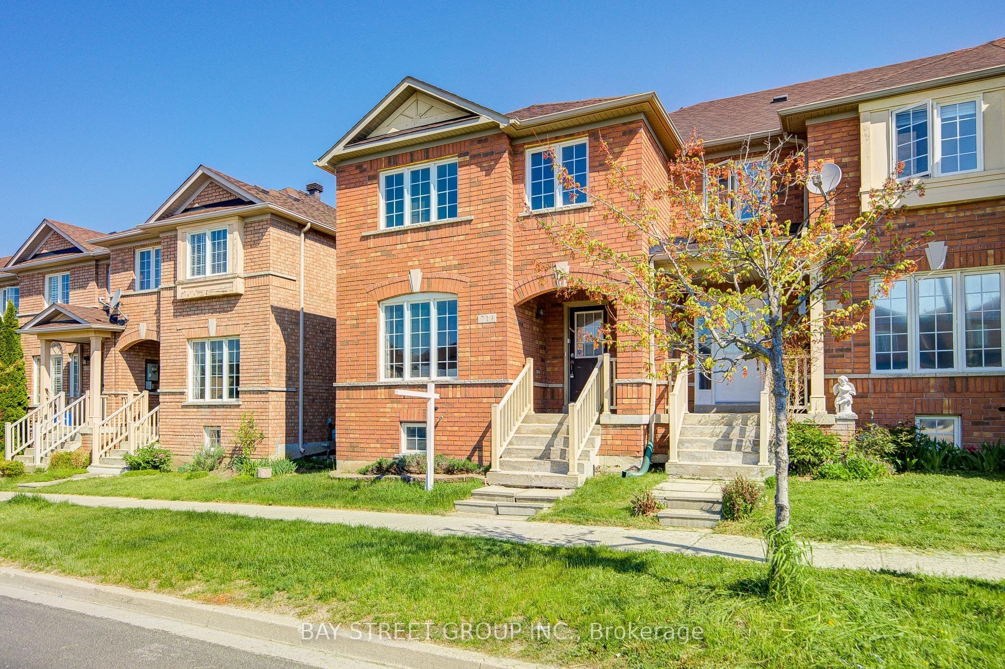 714 Castlemore Avenue photo 1