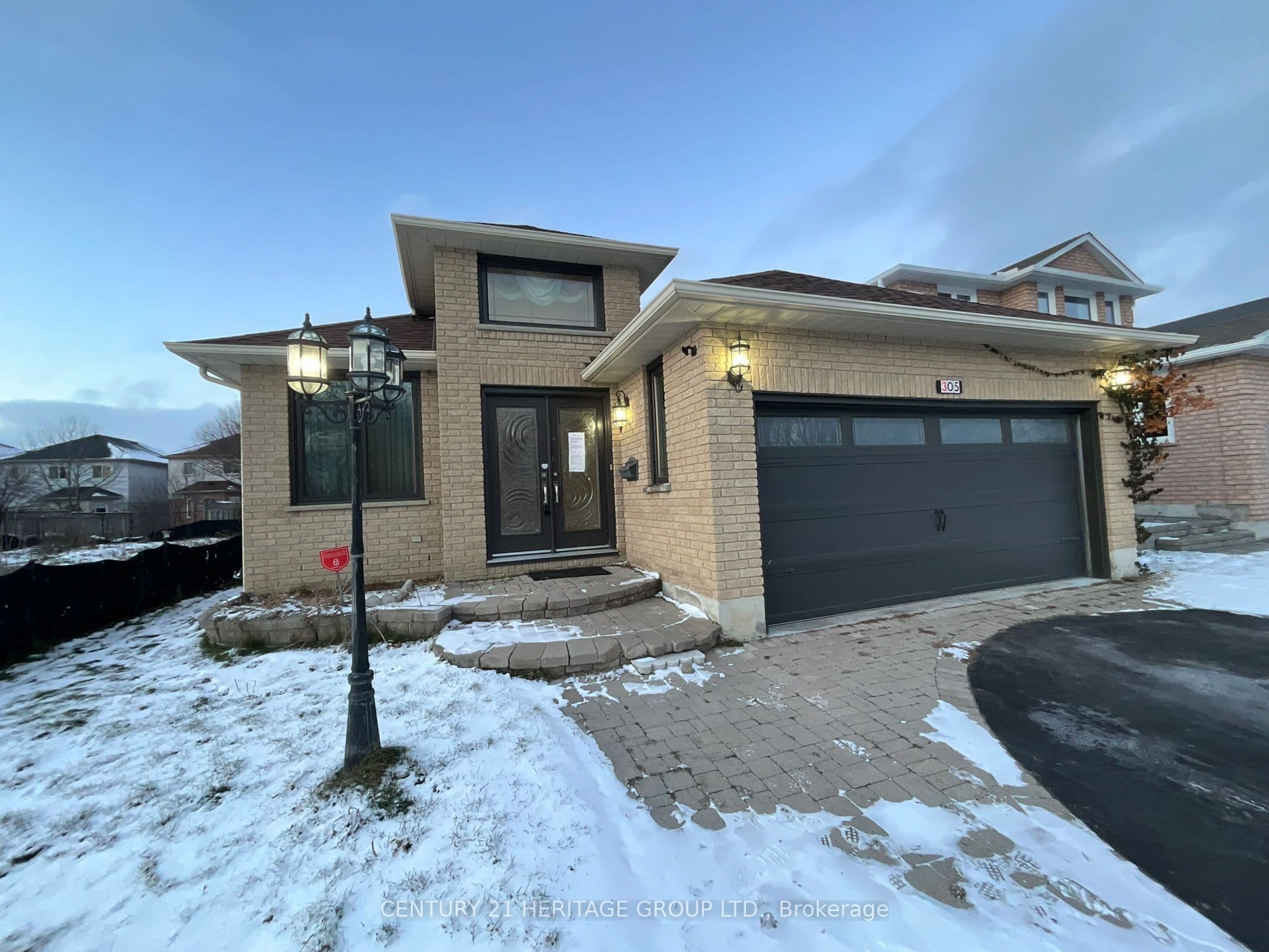 305 Sandringham Drive photo 1