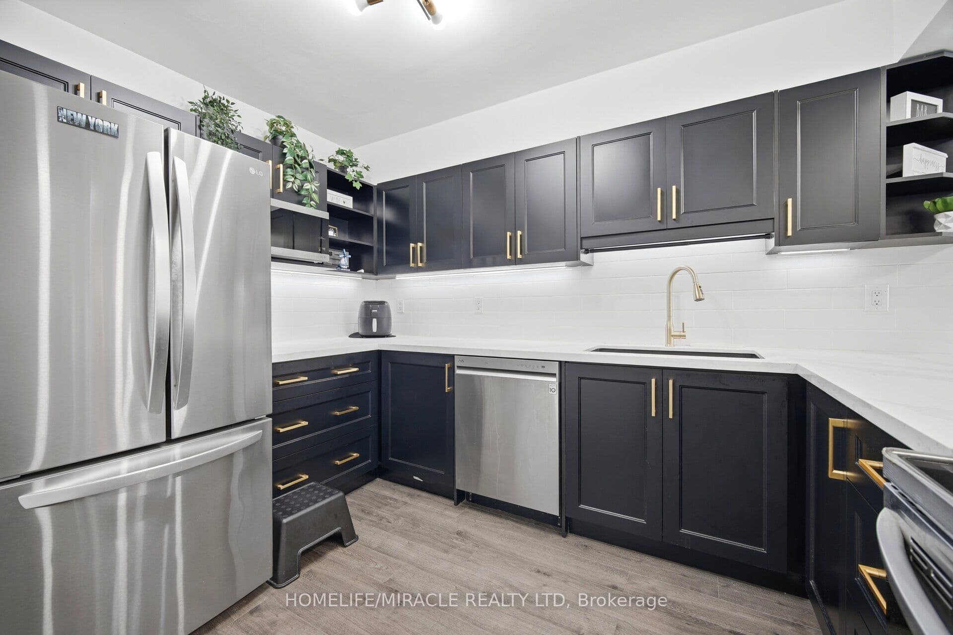 Unit 102 238 Albion Road photo 1