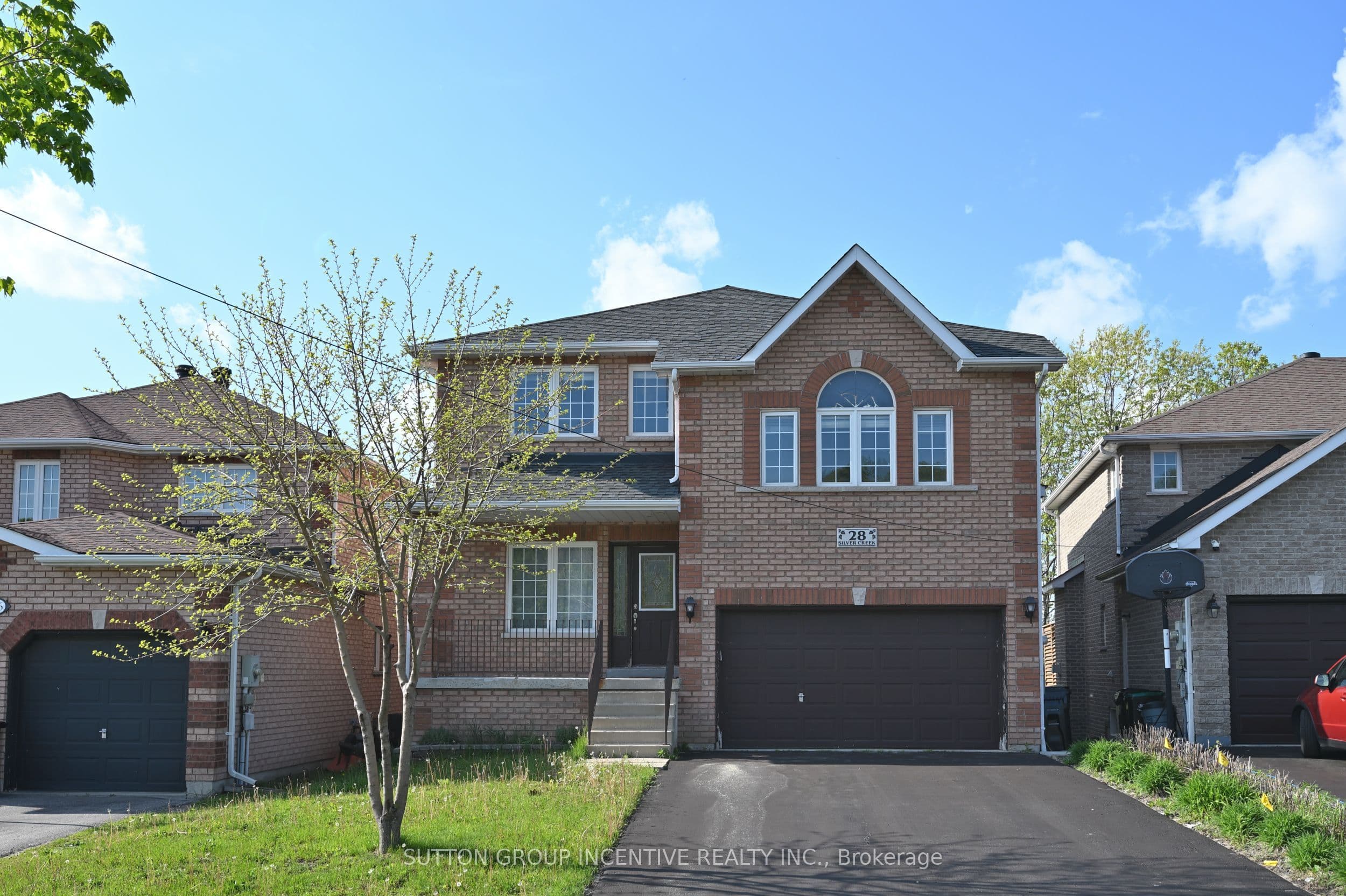 Unit UPPER 28 Silvercreek Crescent photo 1