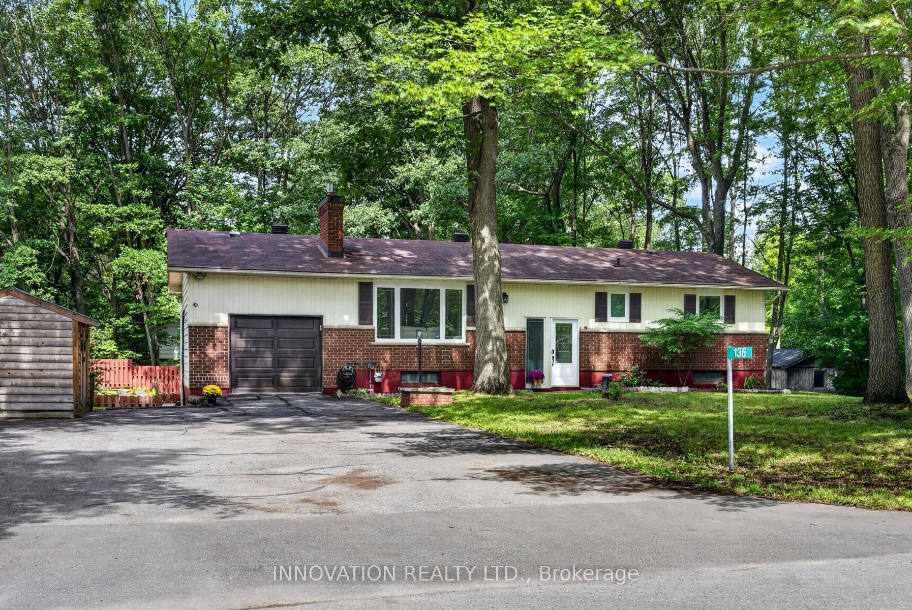 136 Acorn Crescent photo 1