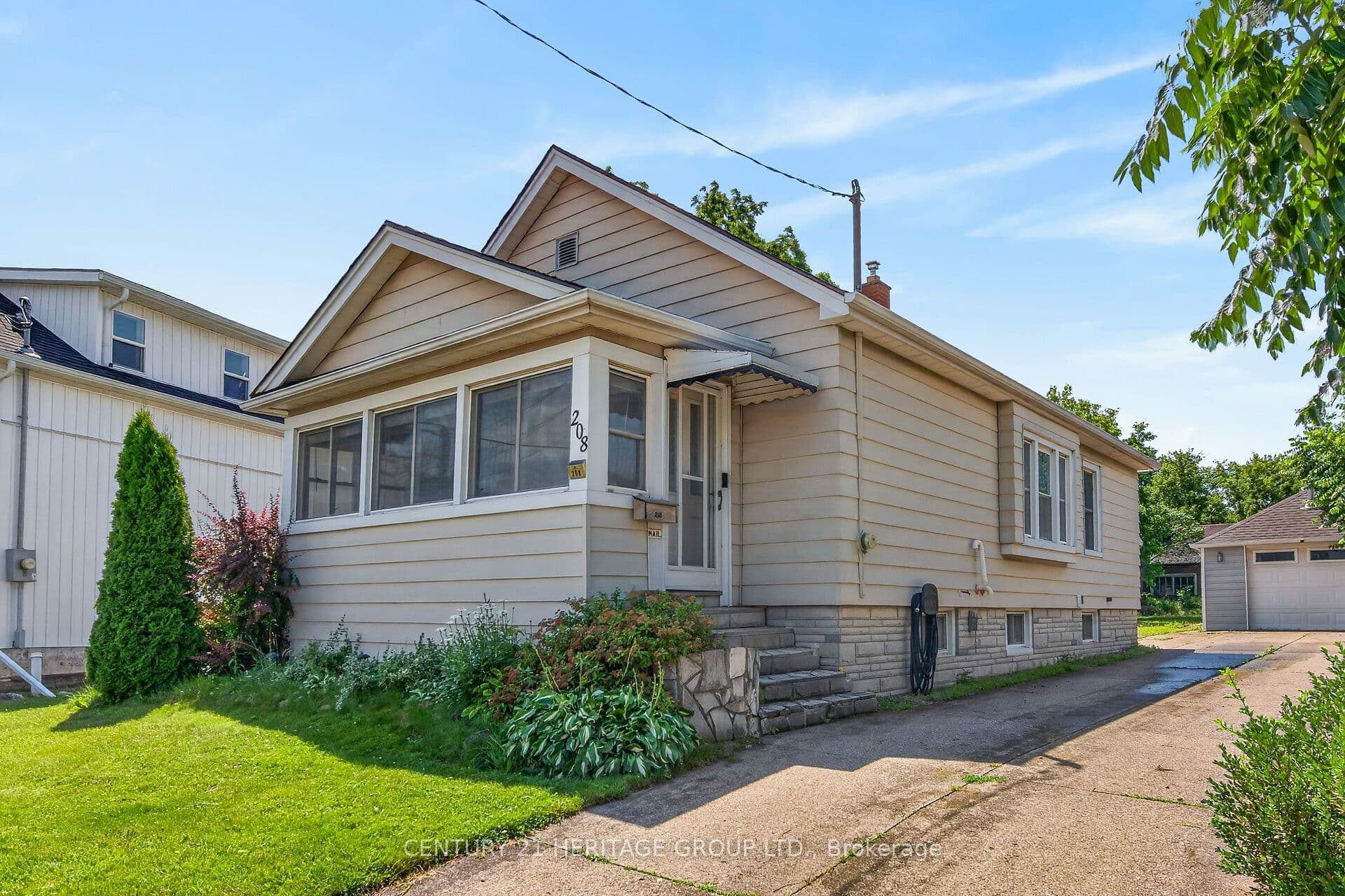 208 Carlton Street photo 1