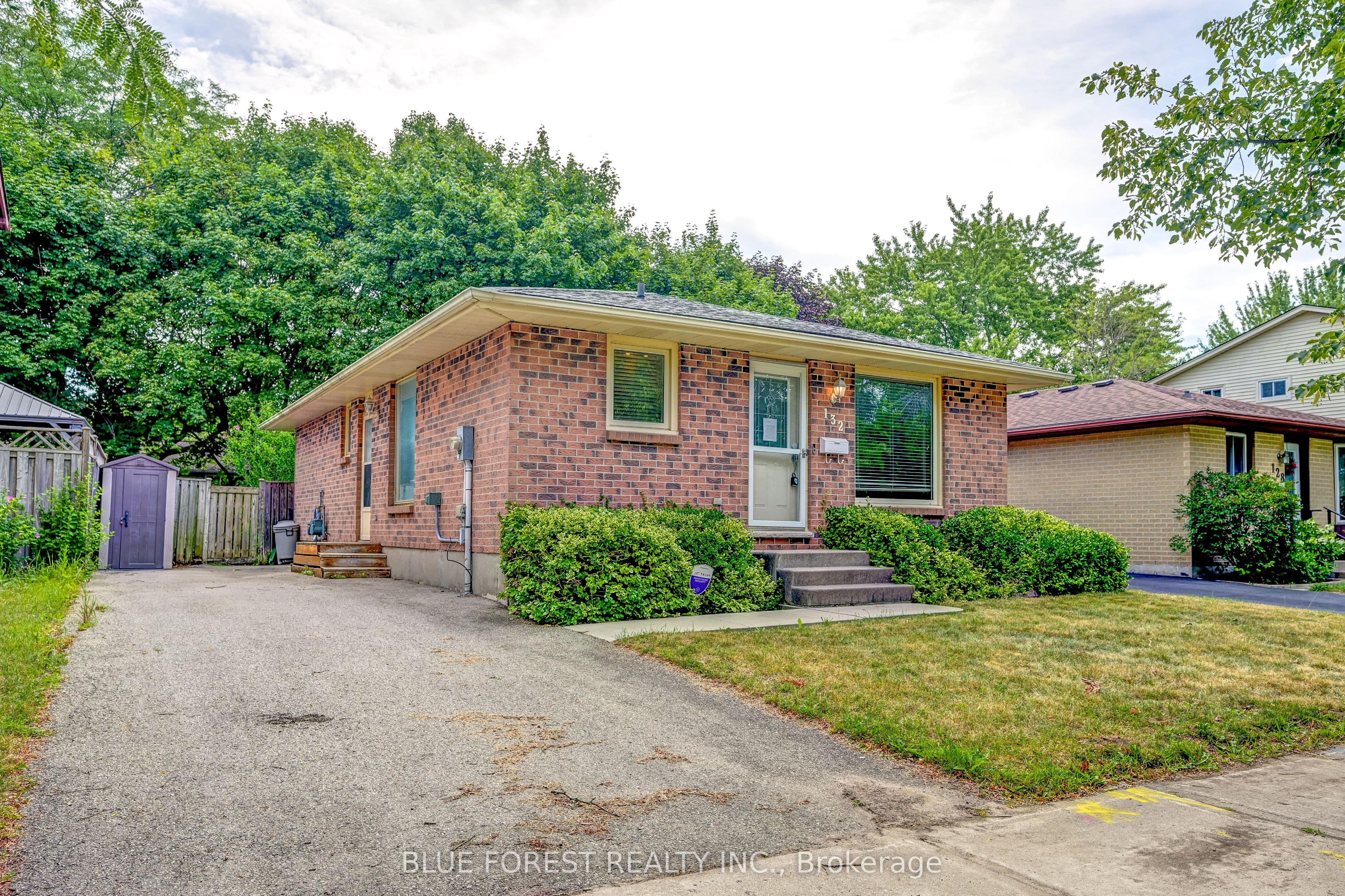 132 Ardsley Crescent photo 1