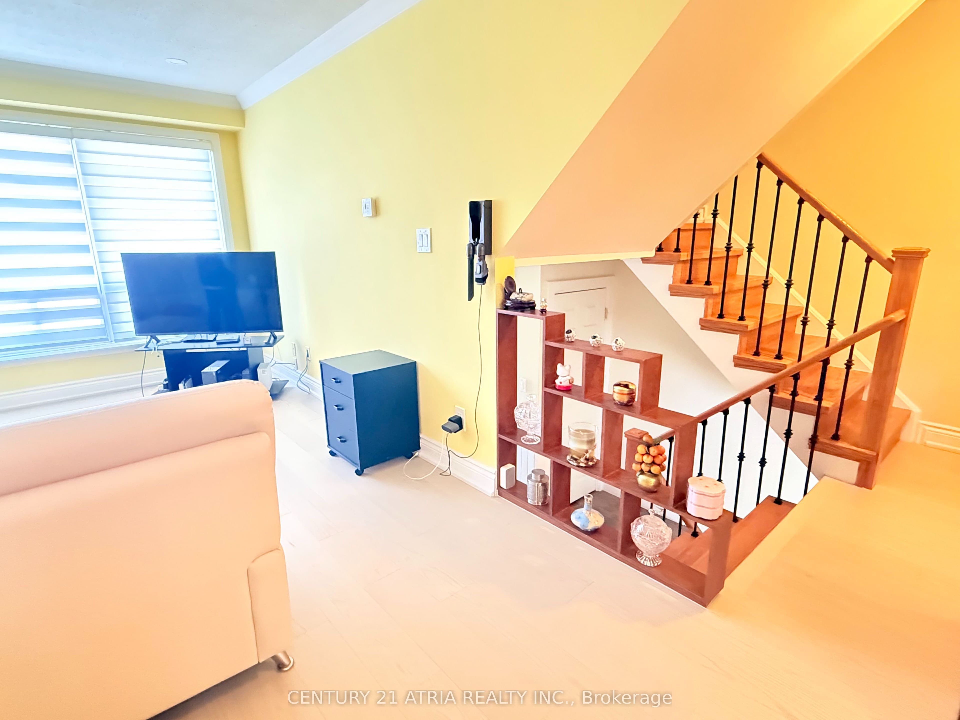 73 Stately Way photo 1