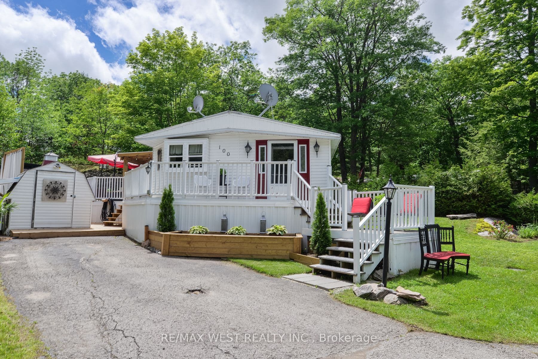 Unit 100 1007 Racoon Road photo 1