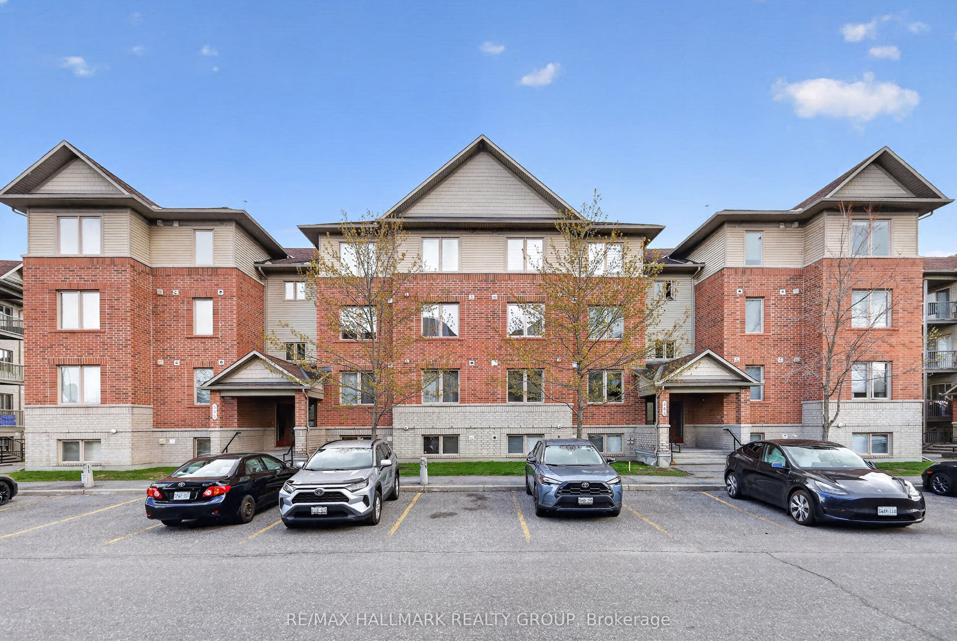 Unit 3 585 Stonefield Private photo 1