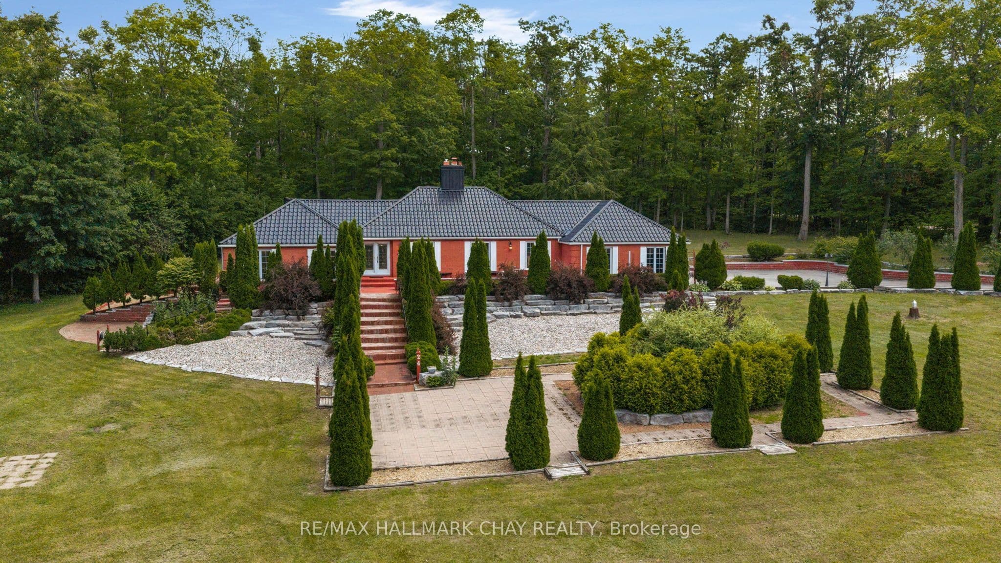24 Woodland Crescent photo 1