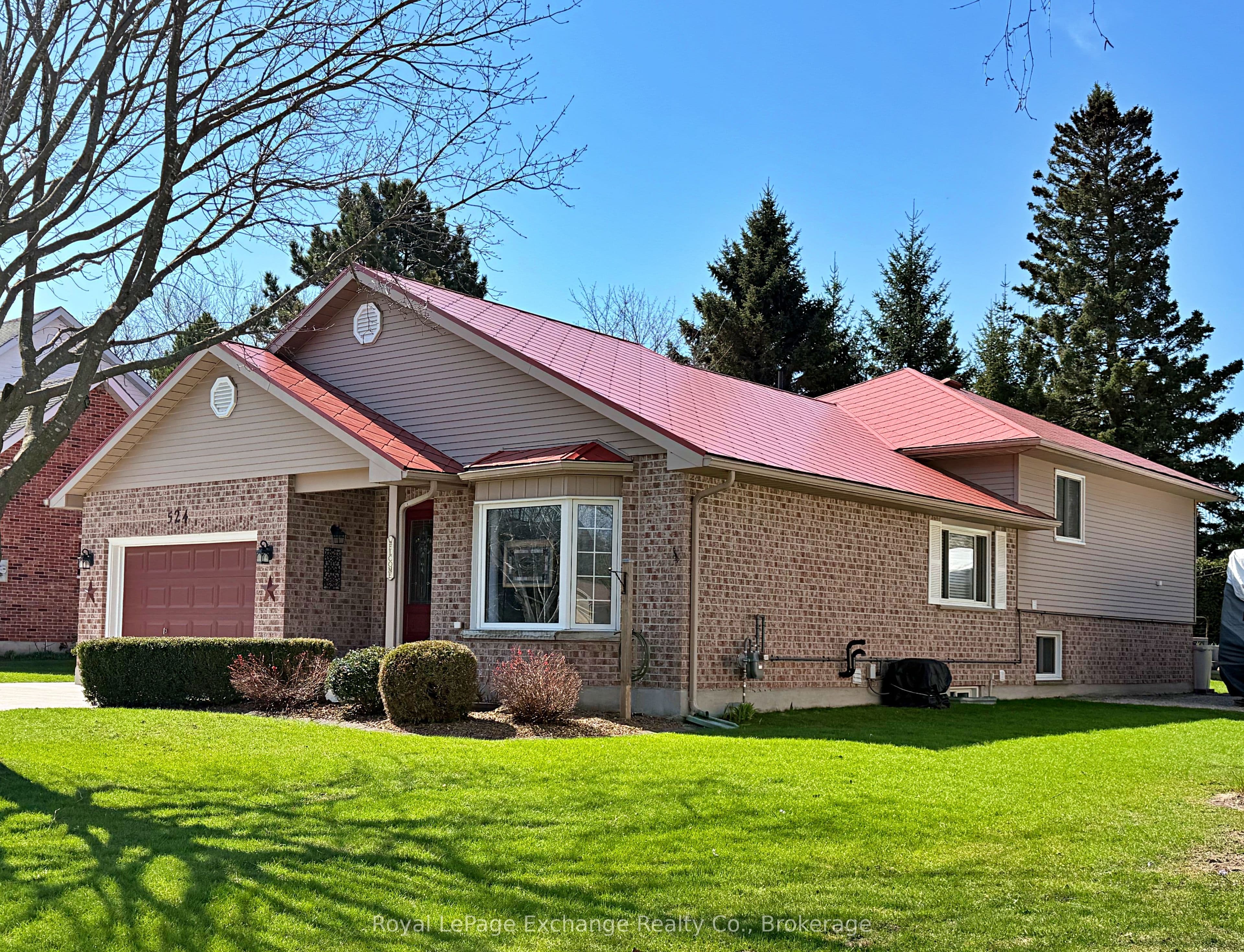 524 Lynden Crescent photo 1