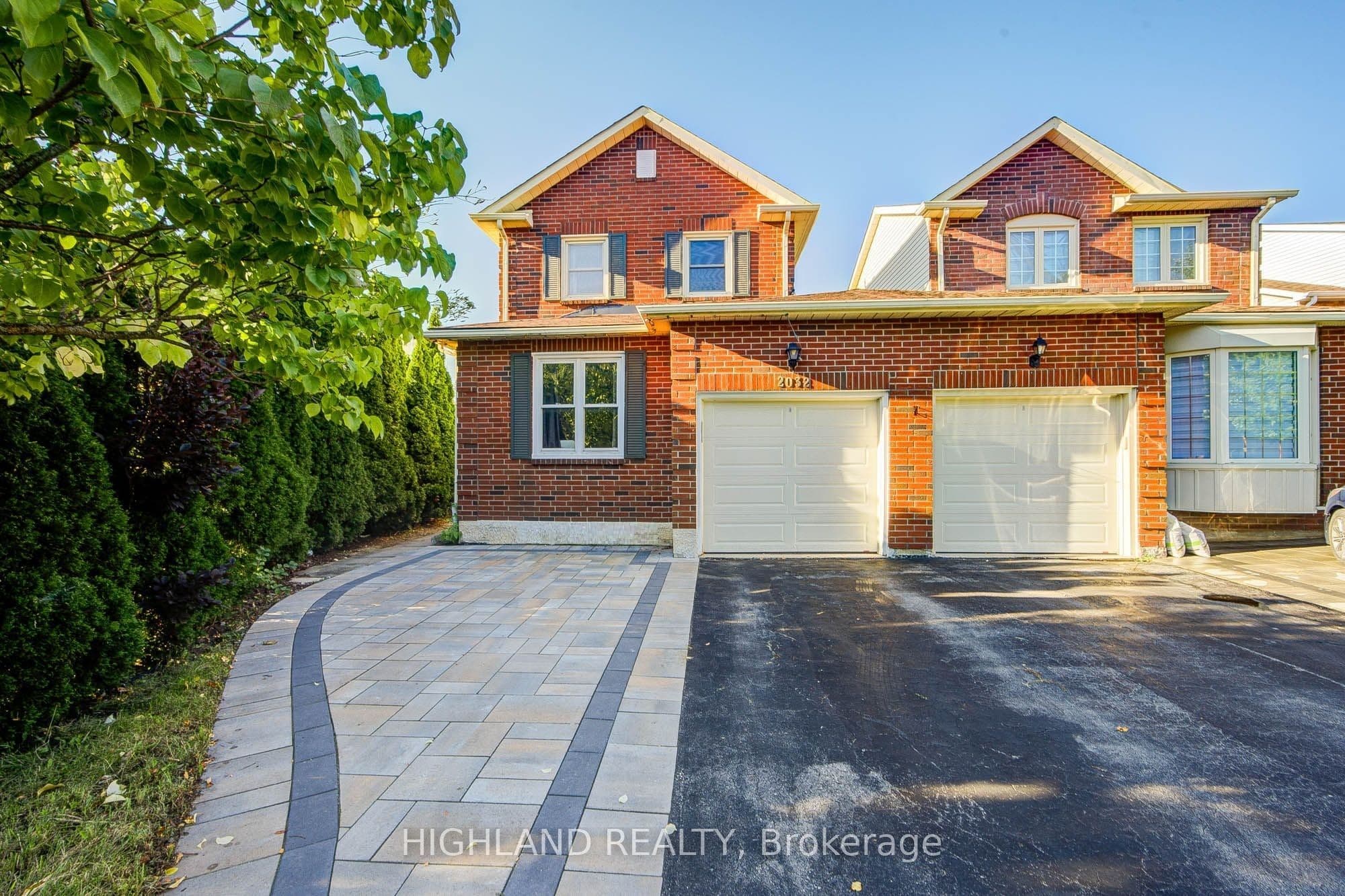 2032 Glenada Crescent photo 1