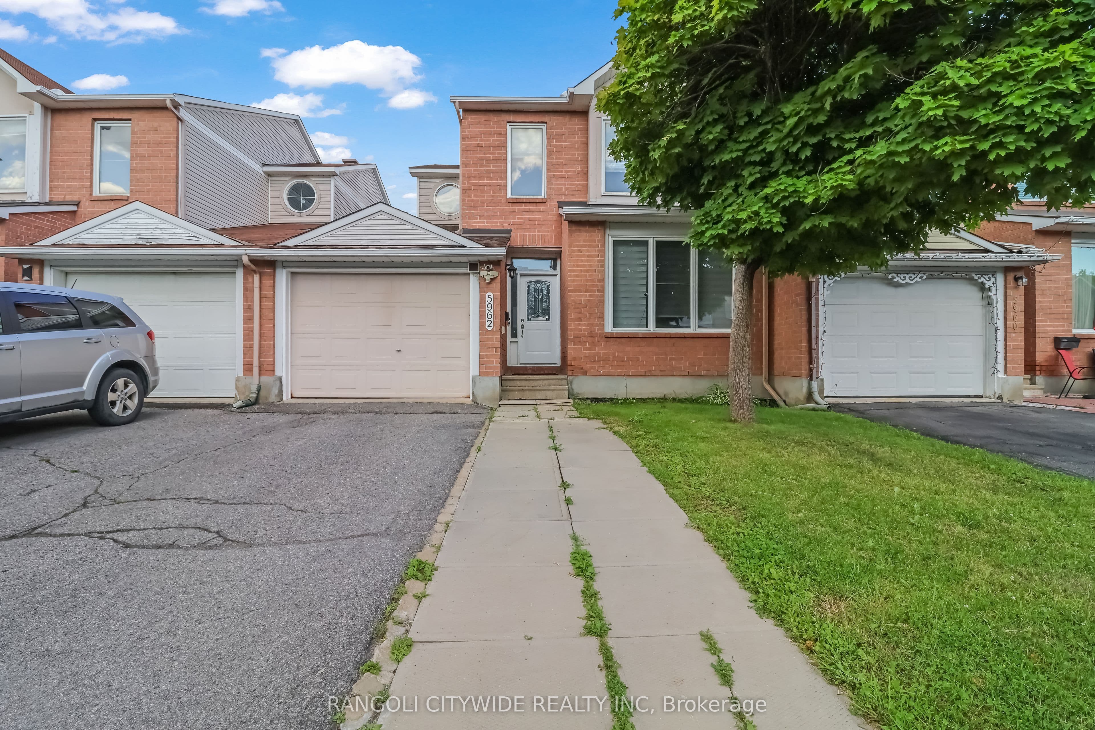 5962 Pineglade Crescent photo 1