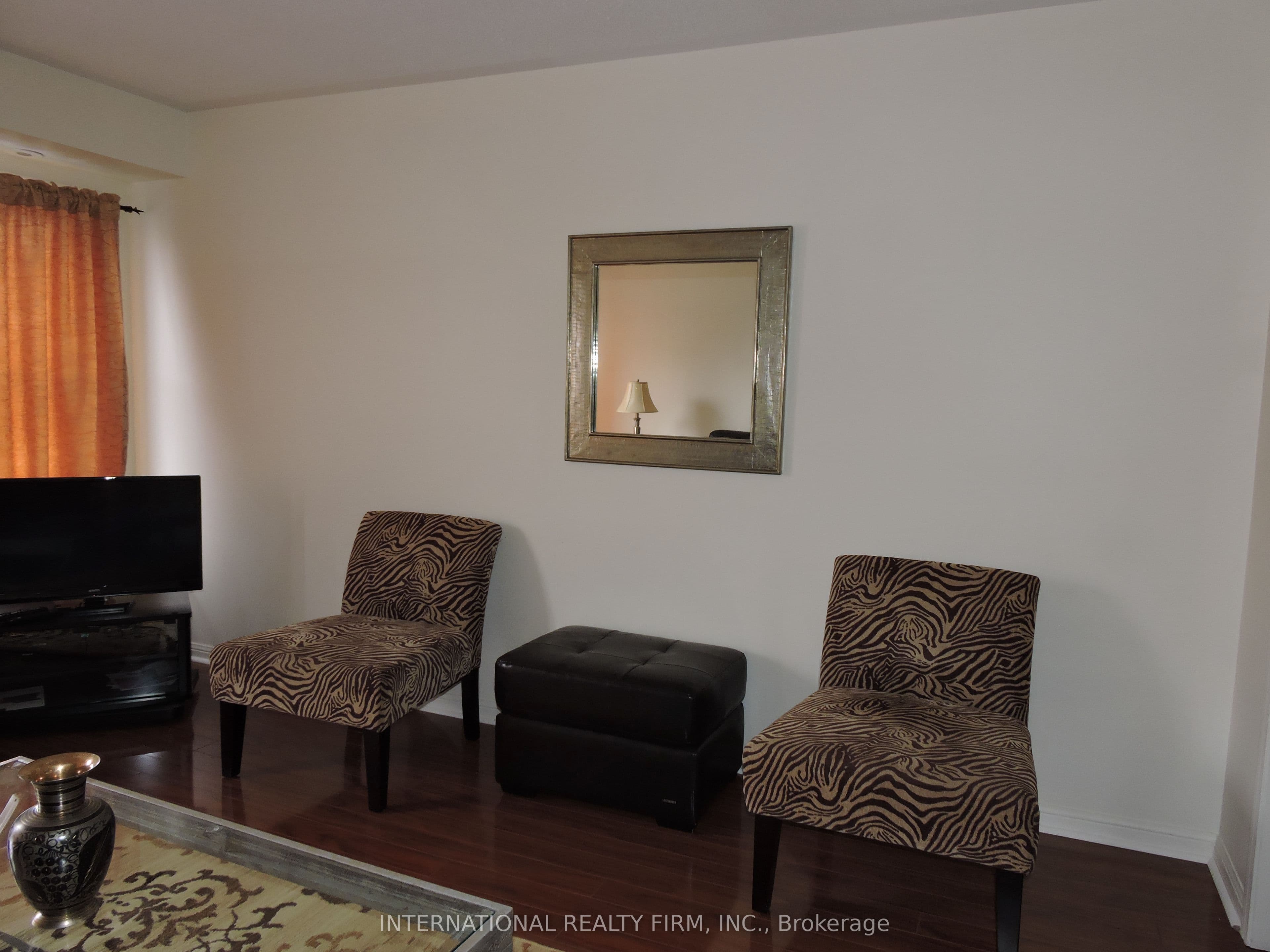 Unit 5 710 Neighbourhood Circle photo 1