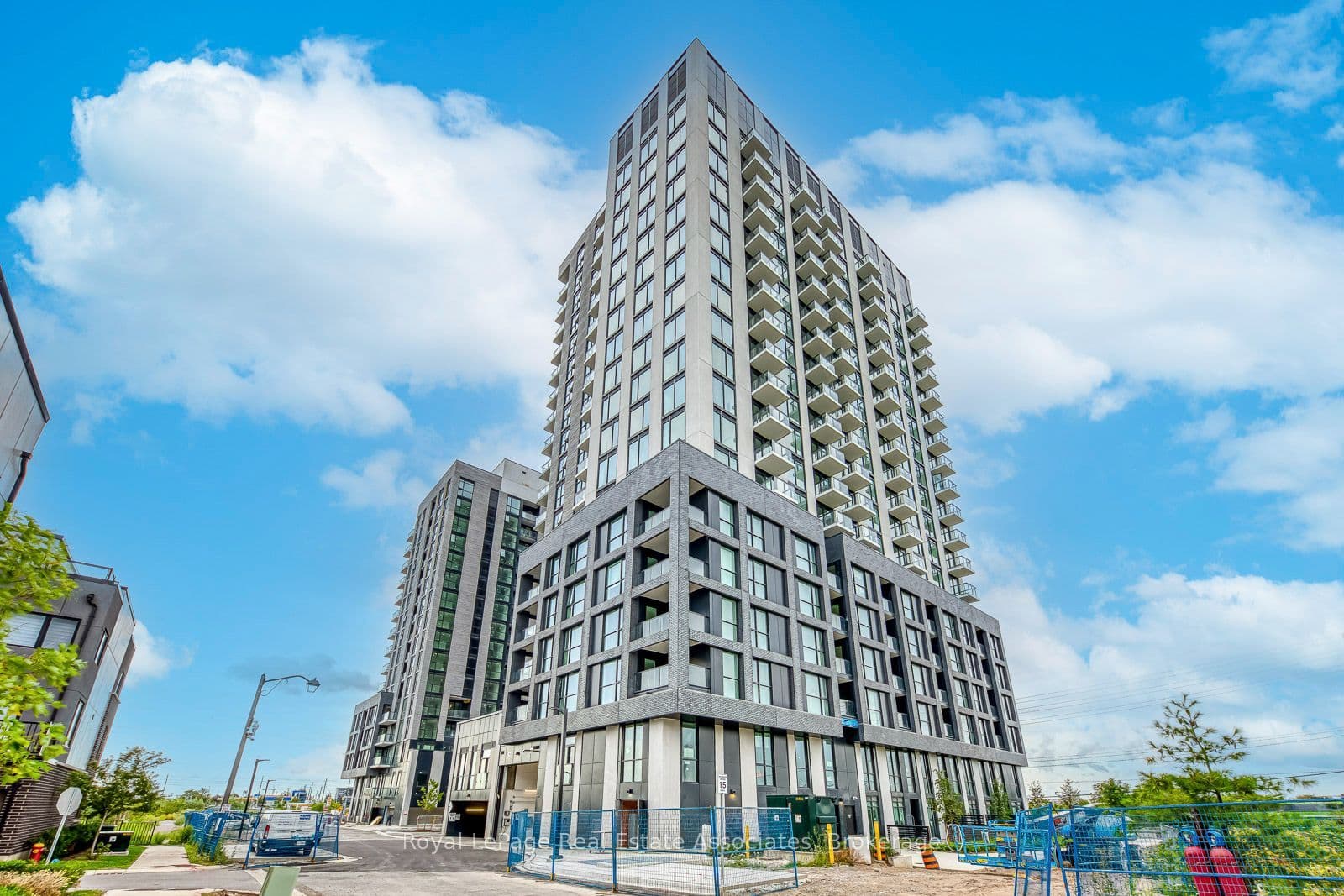 Unit 903 3079 Trafalgar Road photo 1