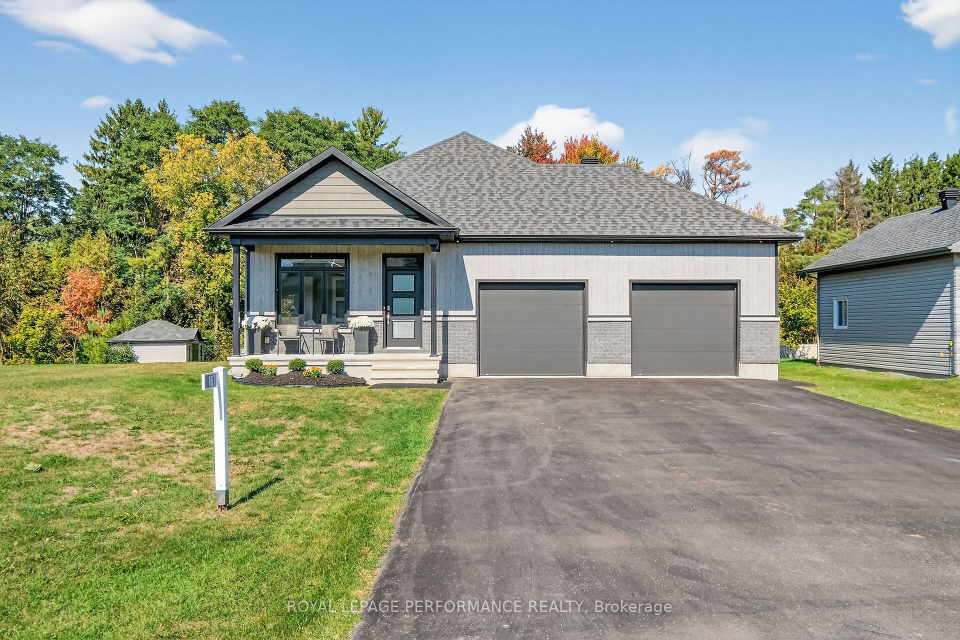 167 Roxanne Street photo 1