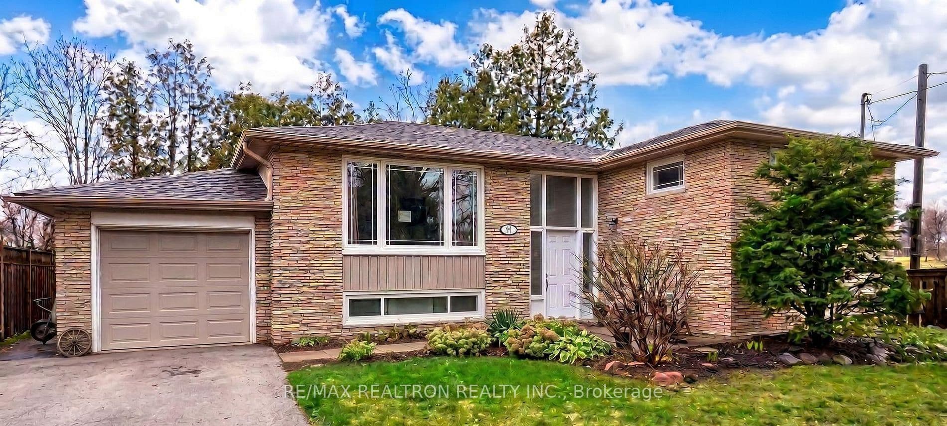 447 Loretta Crescent photo 1