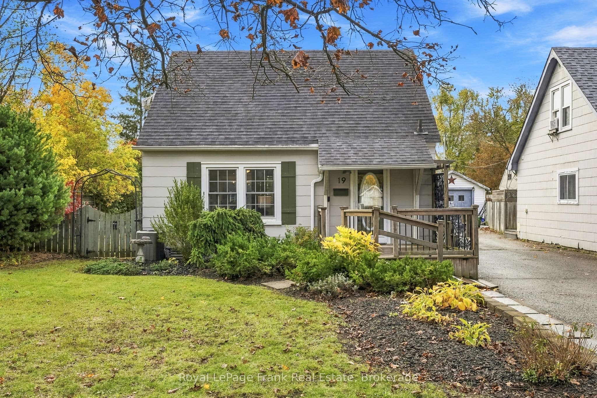 19 Churchill Crescent photo 1