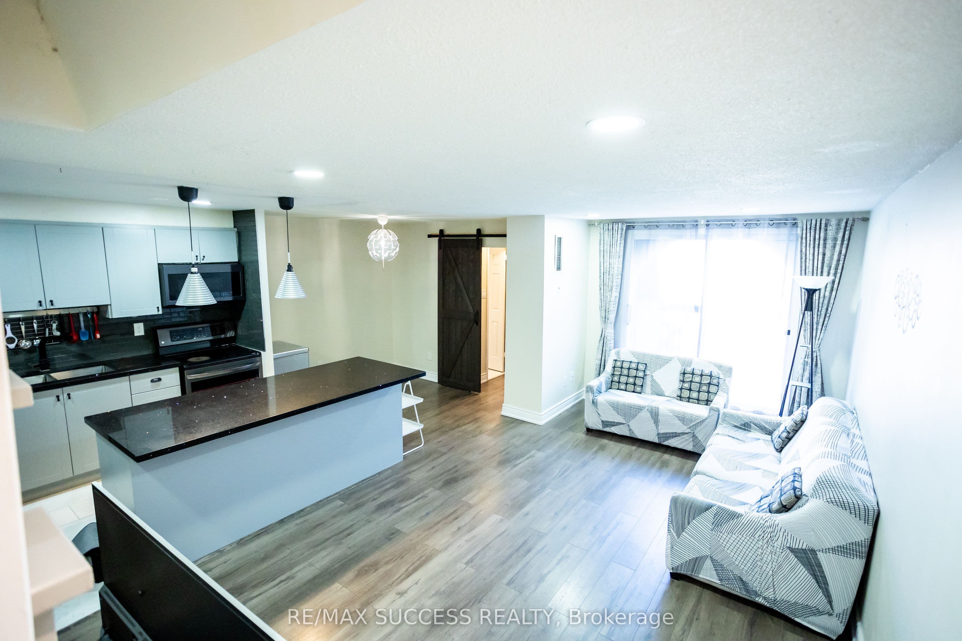 Unit 203 2095 Roche Court photo 1