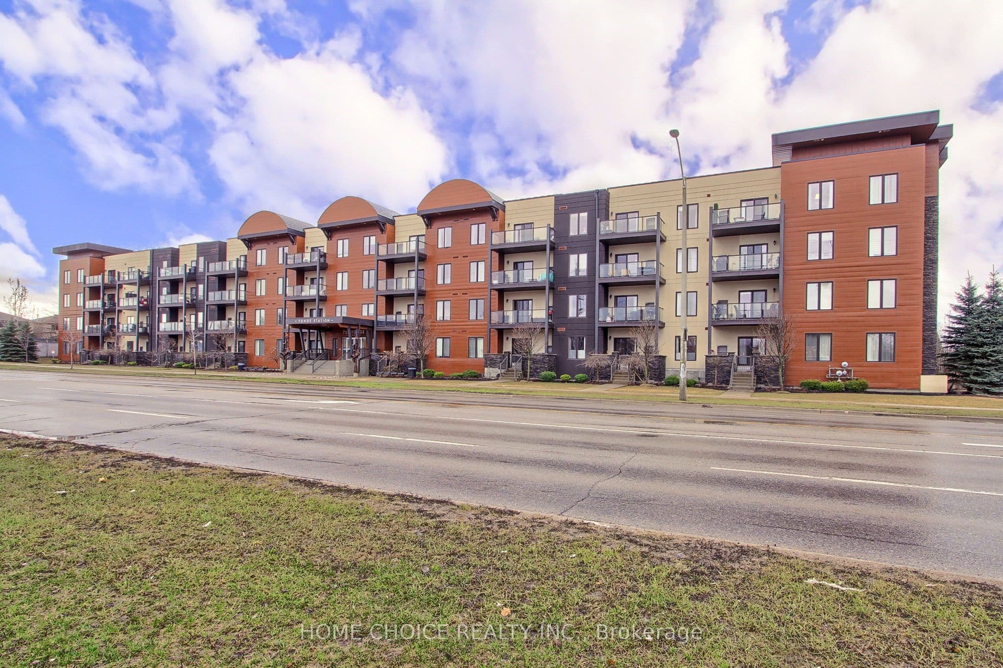 Unit 301 720 YONGE Street photo 1