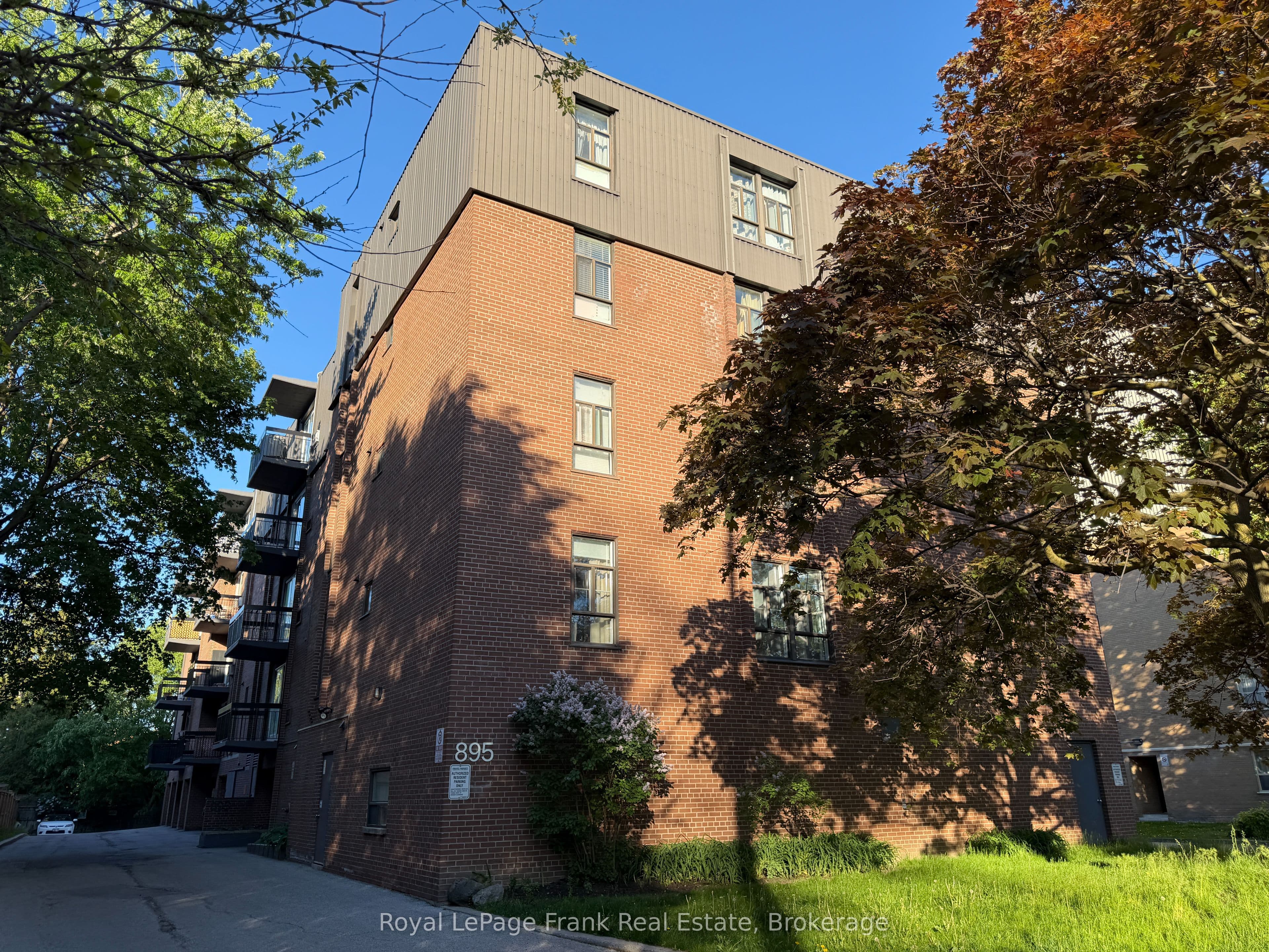 Unit 402 895 Kennedy Road photo 1