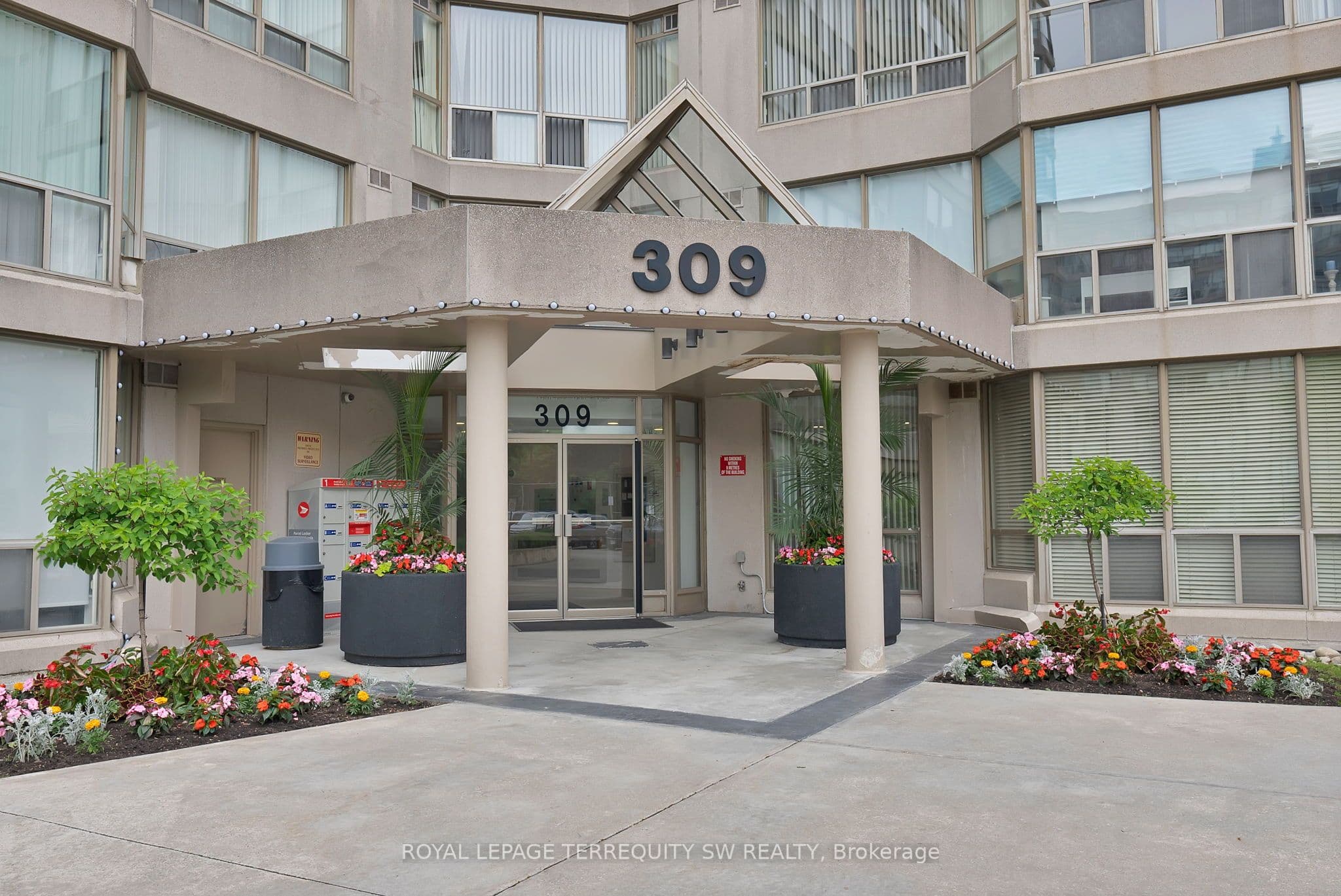 Unit 113 309 Major Mackenzie Drive photo 1