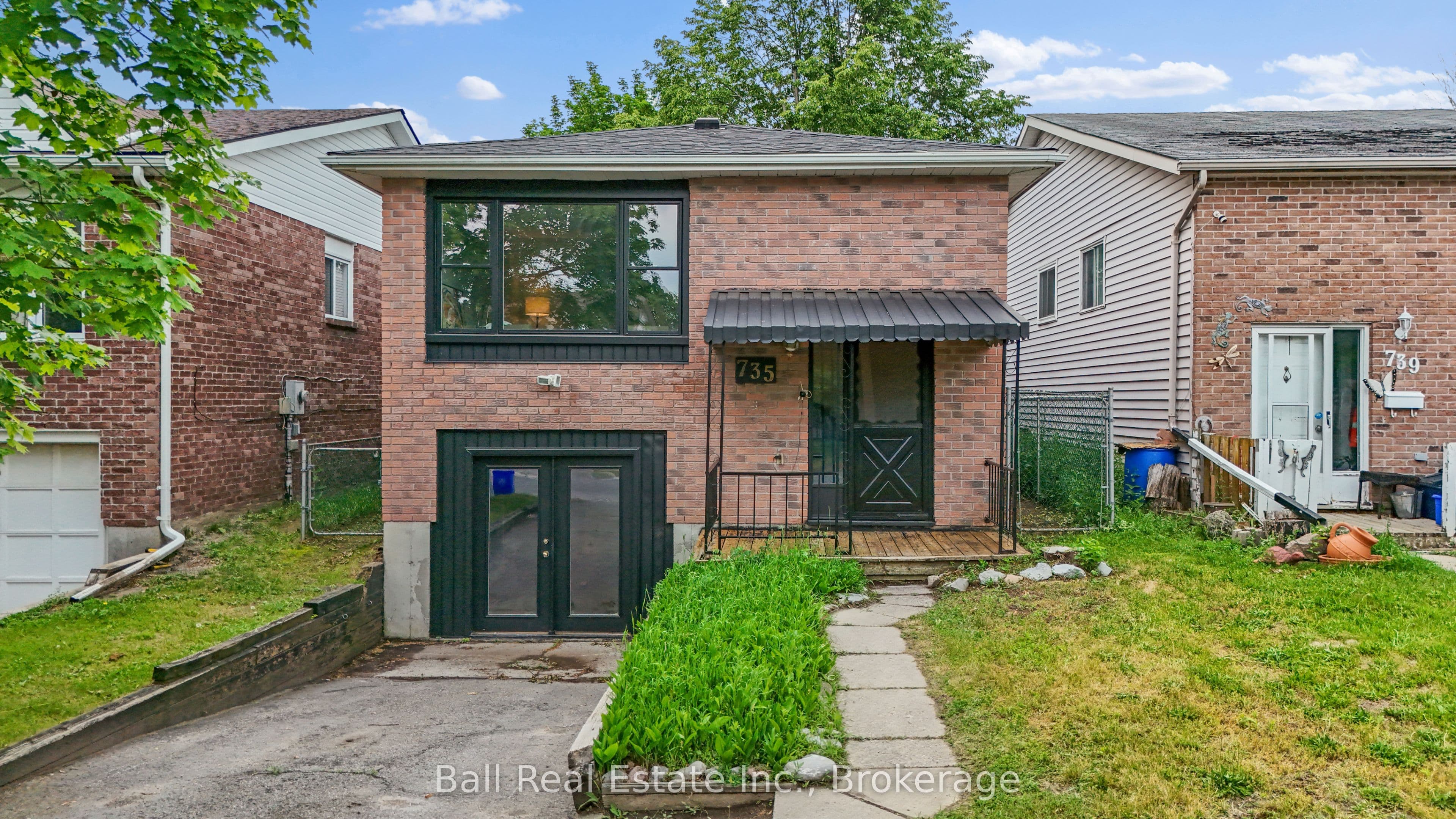 735 Mountain Ash Road photo 1