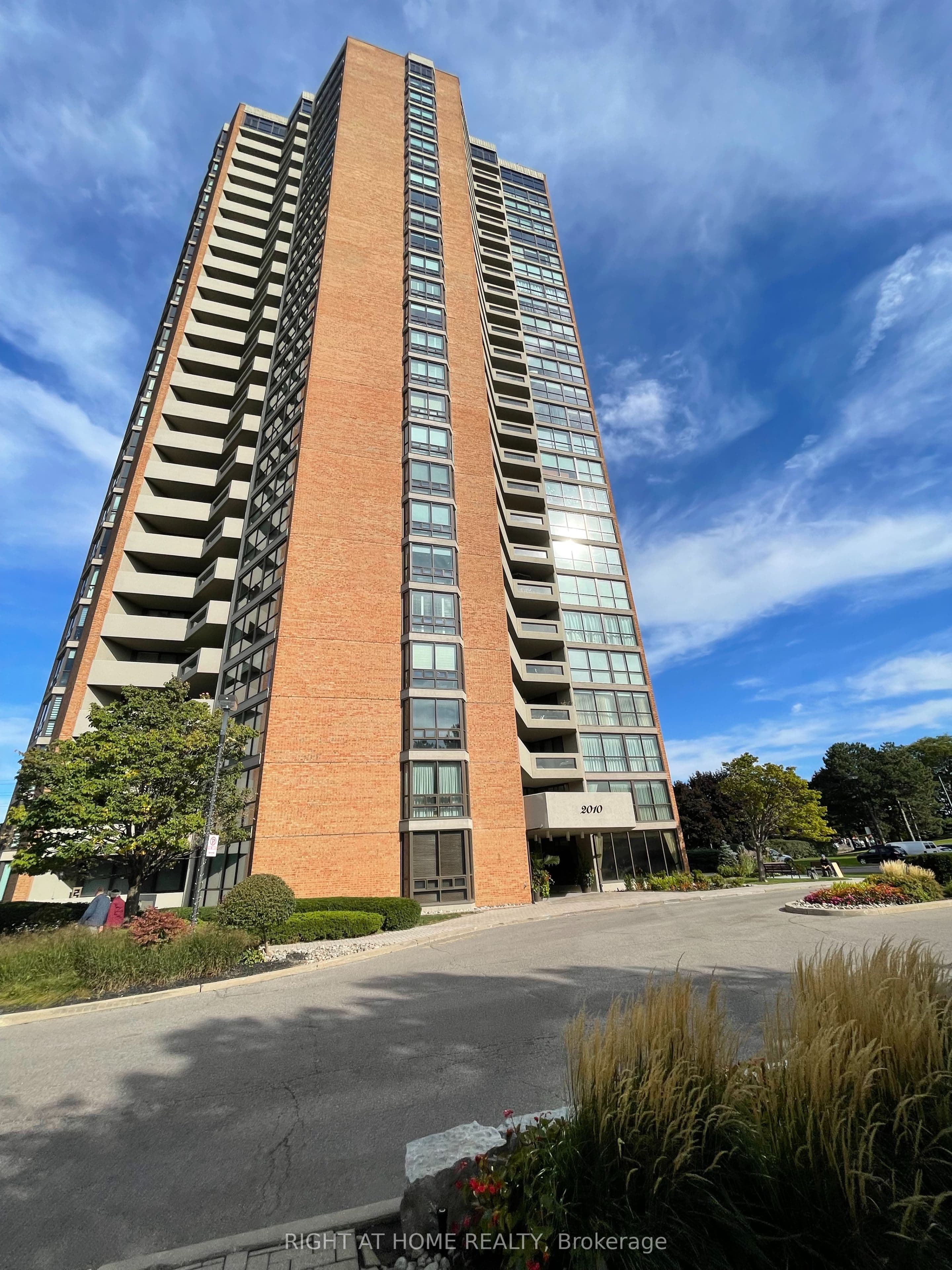 Unit 707 2000 ISLINGTON Avenue photo 1